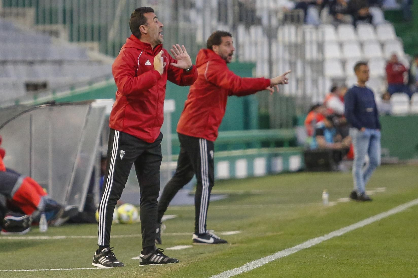 Raúl Agné, junto a su segundo, Arnau Sala, da instrucciones desde la banda en el último partido.