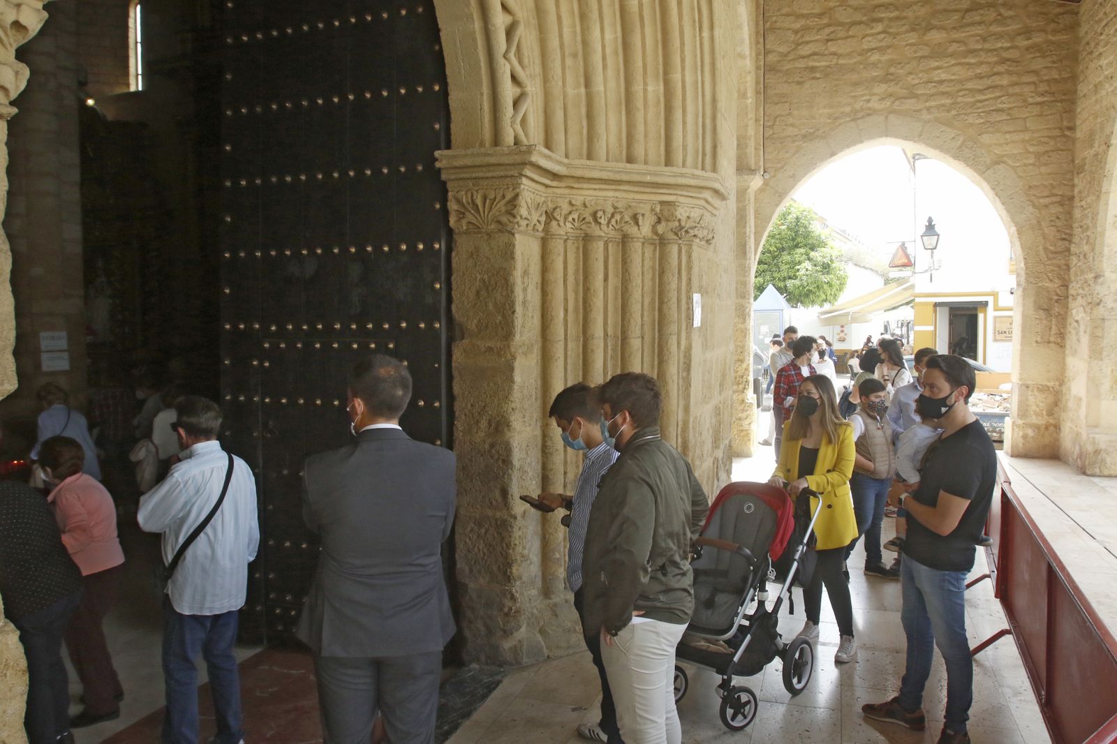 Varias personas con mascarilla entran a una iglesia en la Semana Santa de 2021.
