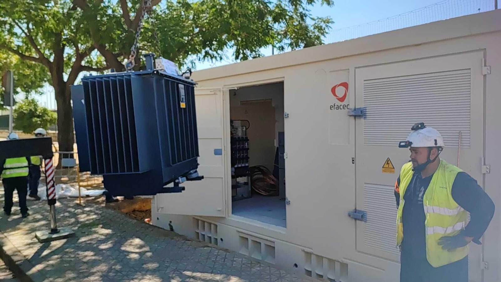 Instalación de un transformador en la calle Bollullos.