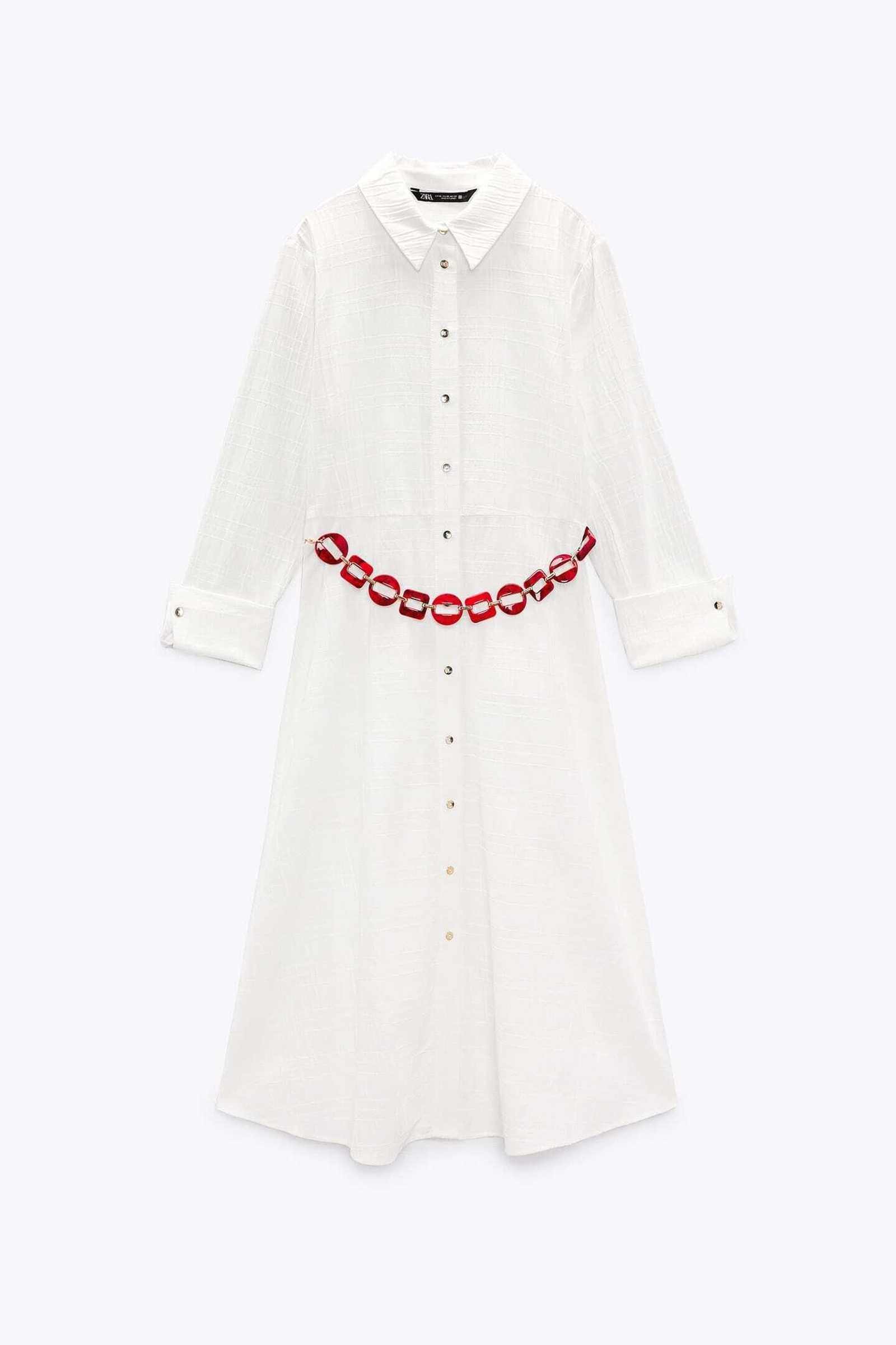 Vestido blanco con cinturón rojo de Zara.