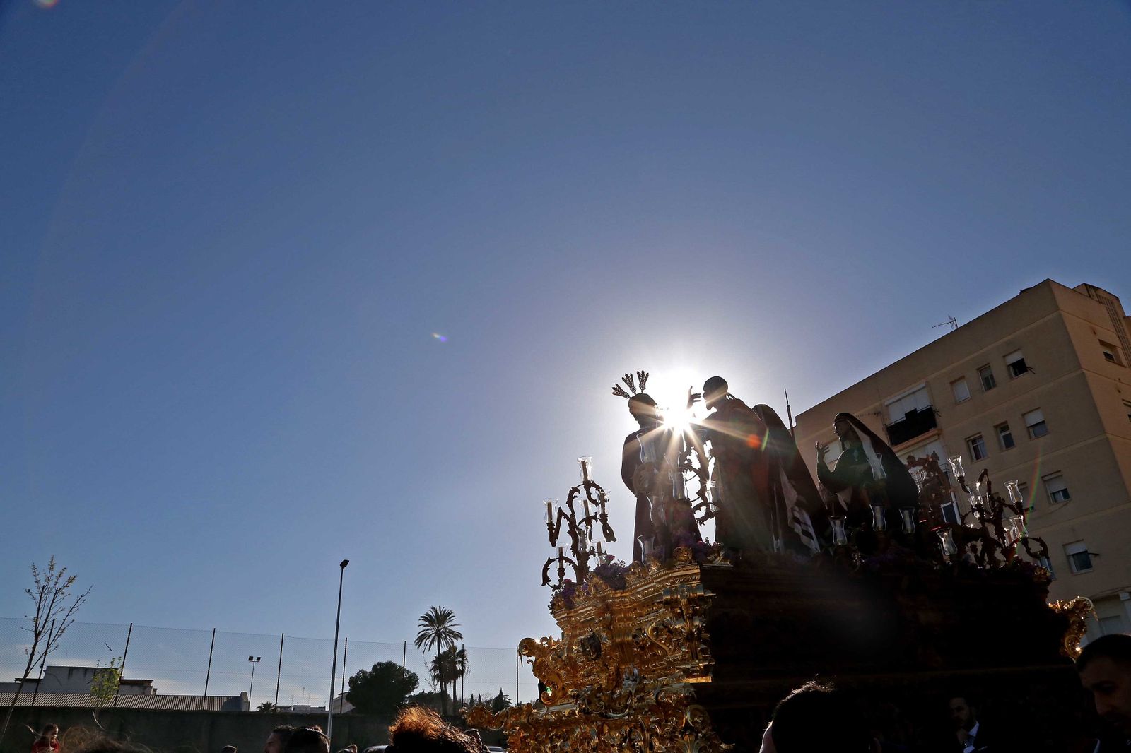 El Señor de la Redención es abofeteado a la caída de la tarde de ayer mientras el sol comienza a declinar.