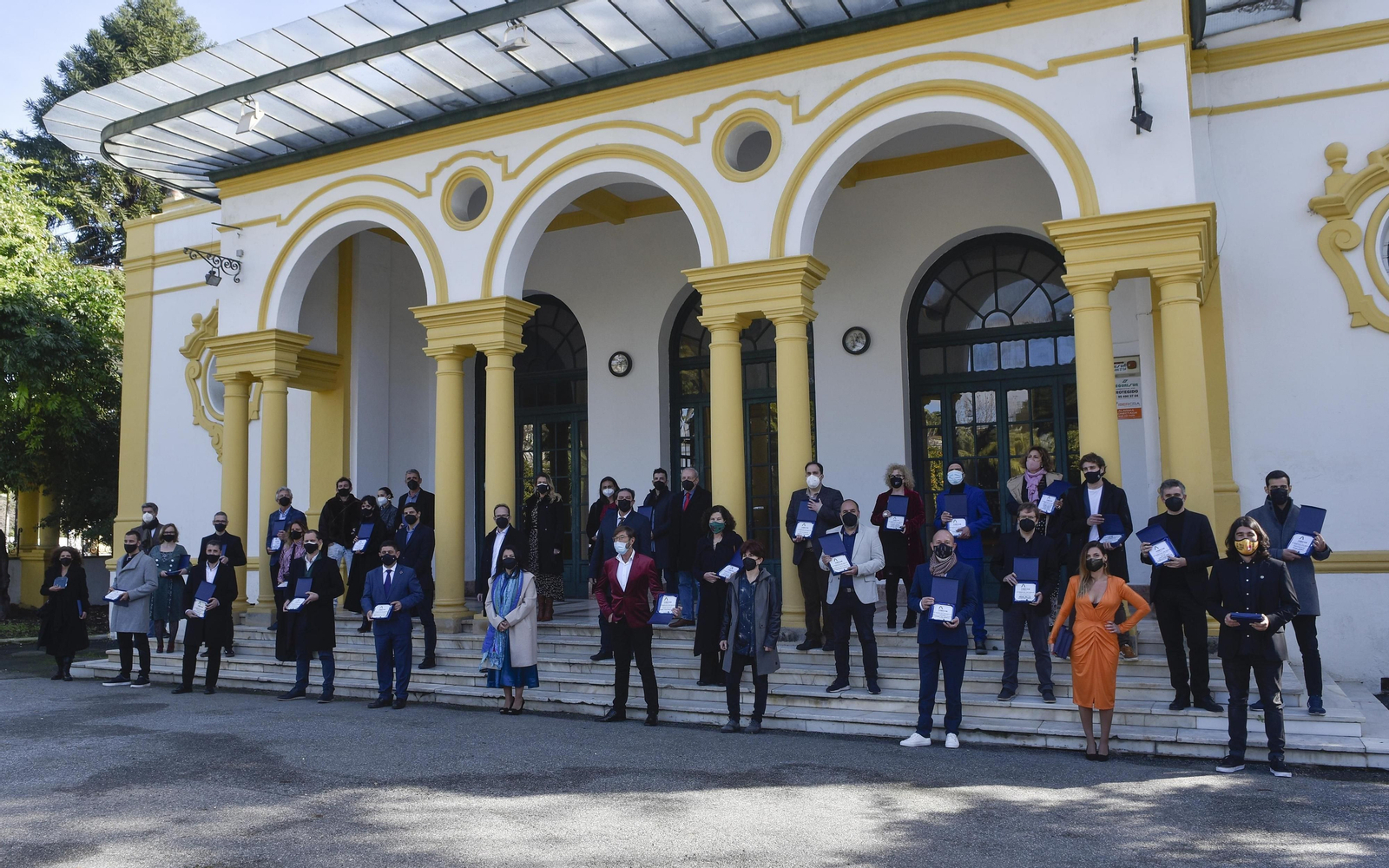 Foto de los premiados a la salida del Lope de Vega.