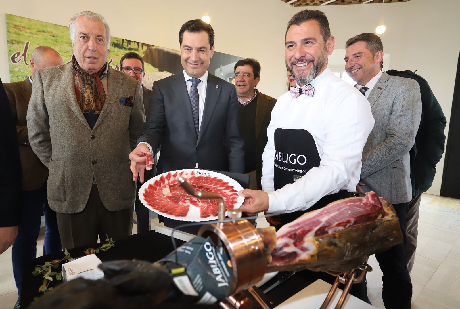 Imágenes de la visita del presidente de la Junta, Juanma Moreno a Jabugo, Ayuntamiento y sede de la DO Jabugo.