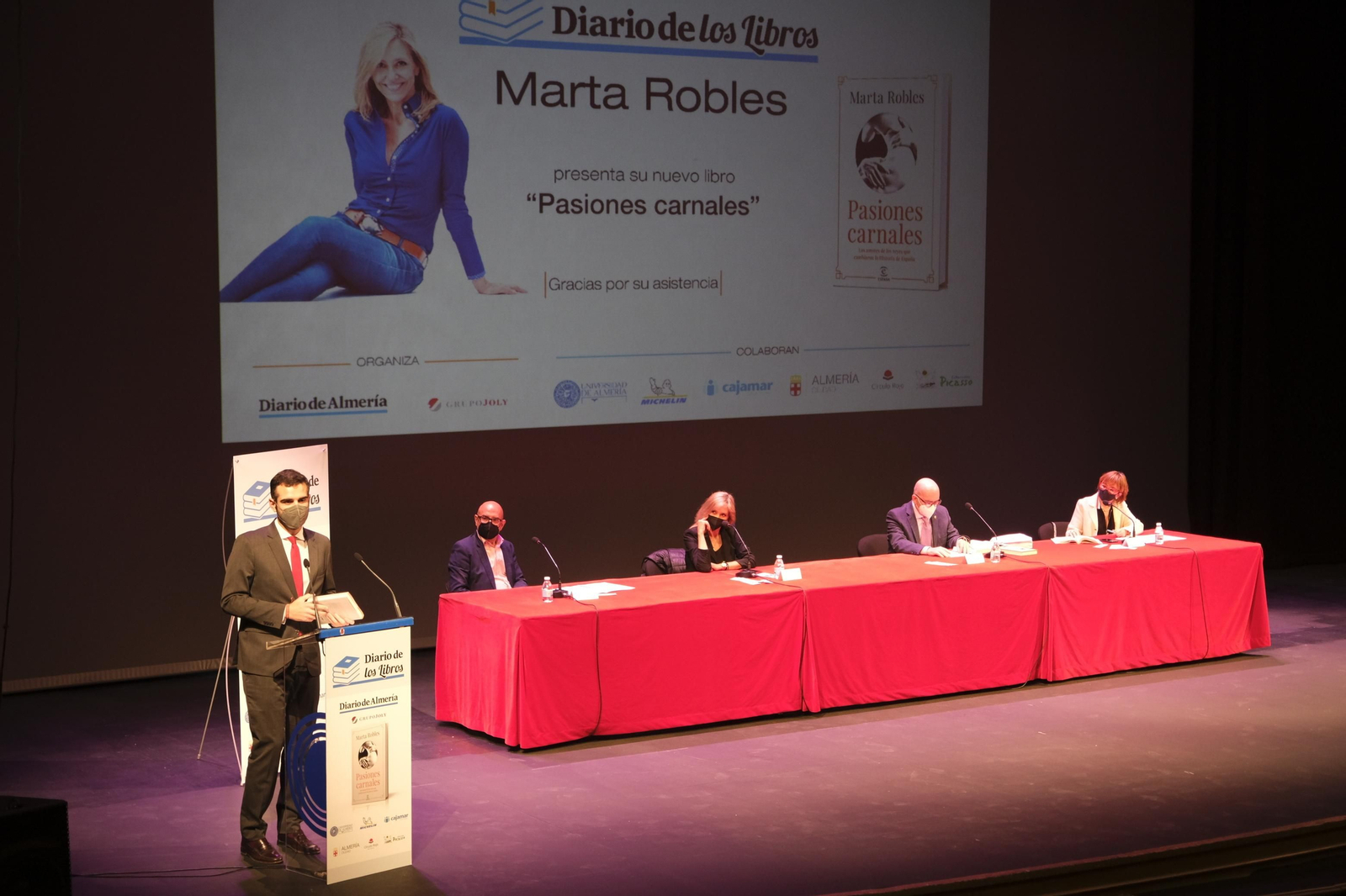 Fotogalería Diario de los Libros, con Marta Robles y su obra 'Pasiones carnales'
