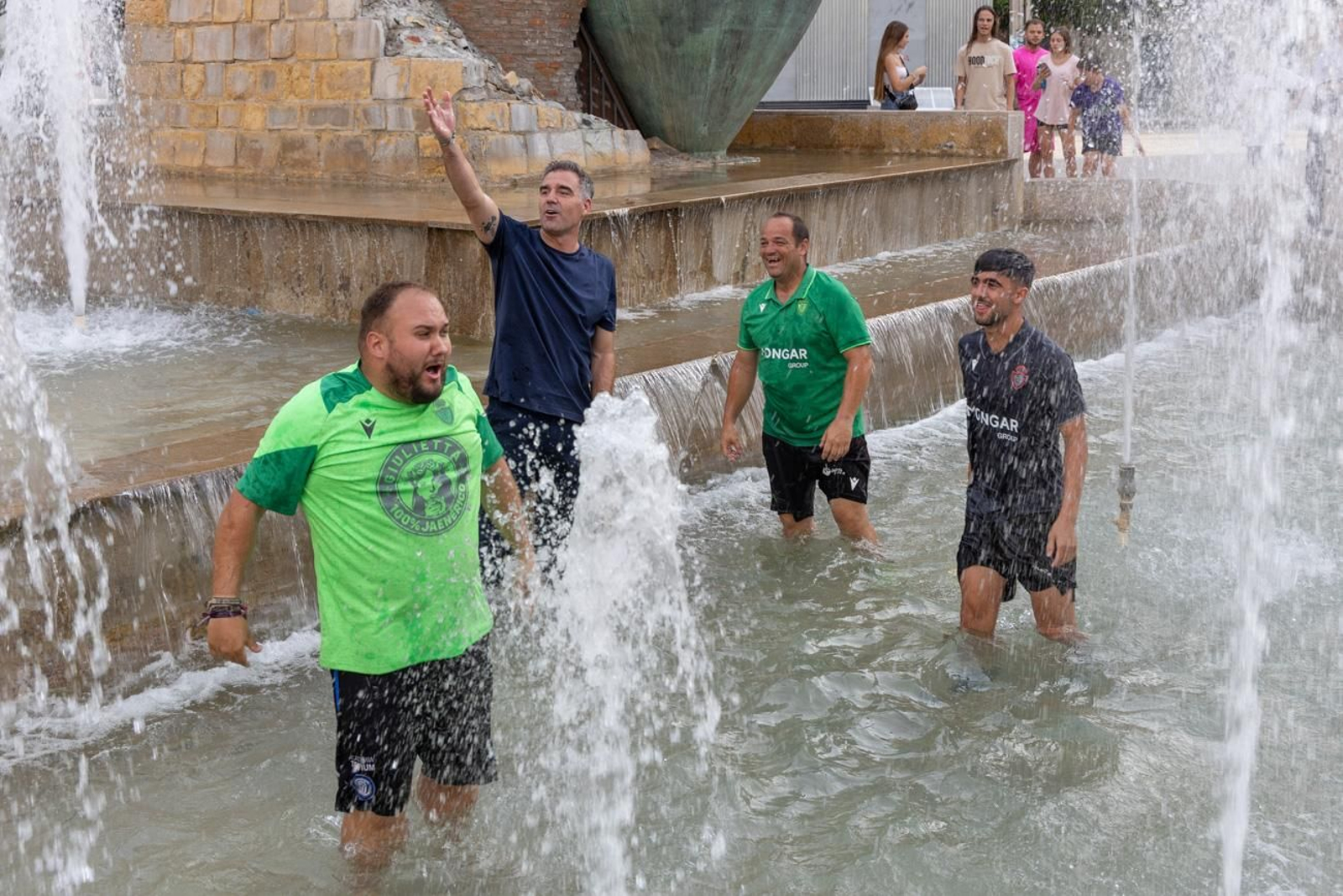 La fiesta por el ascenso del Real Jaén en La Plaza de Santa María y el Ayuntamiento
