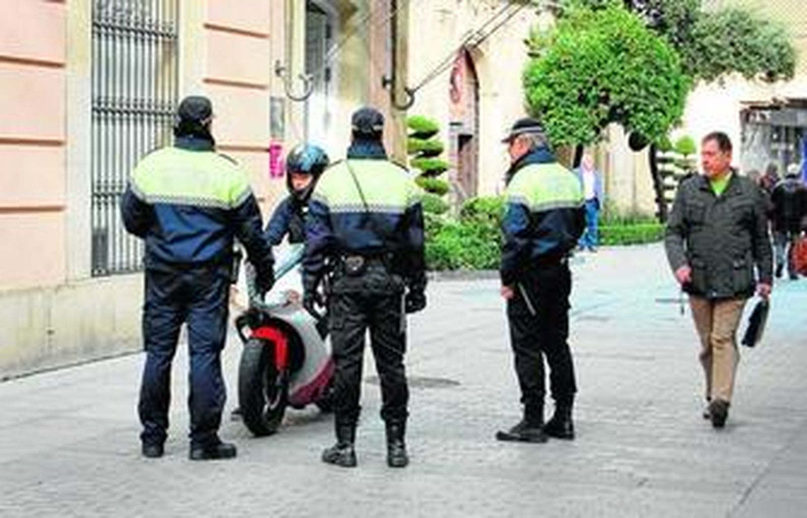 Agentes de la Policía Local, en una de sus actuaciones.