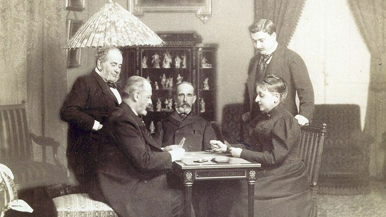 Amalia Heredia y Jorge Loring, tras ella, mientras jugaban a las cartas.