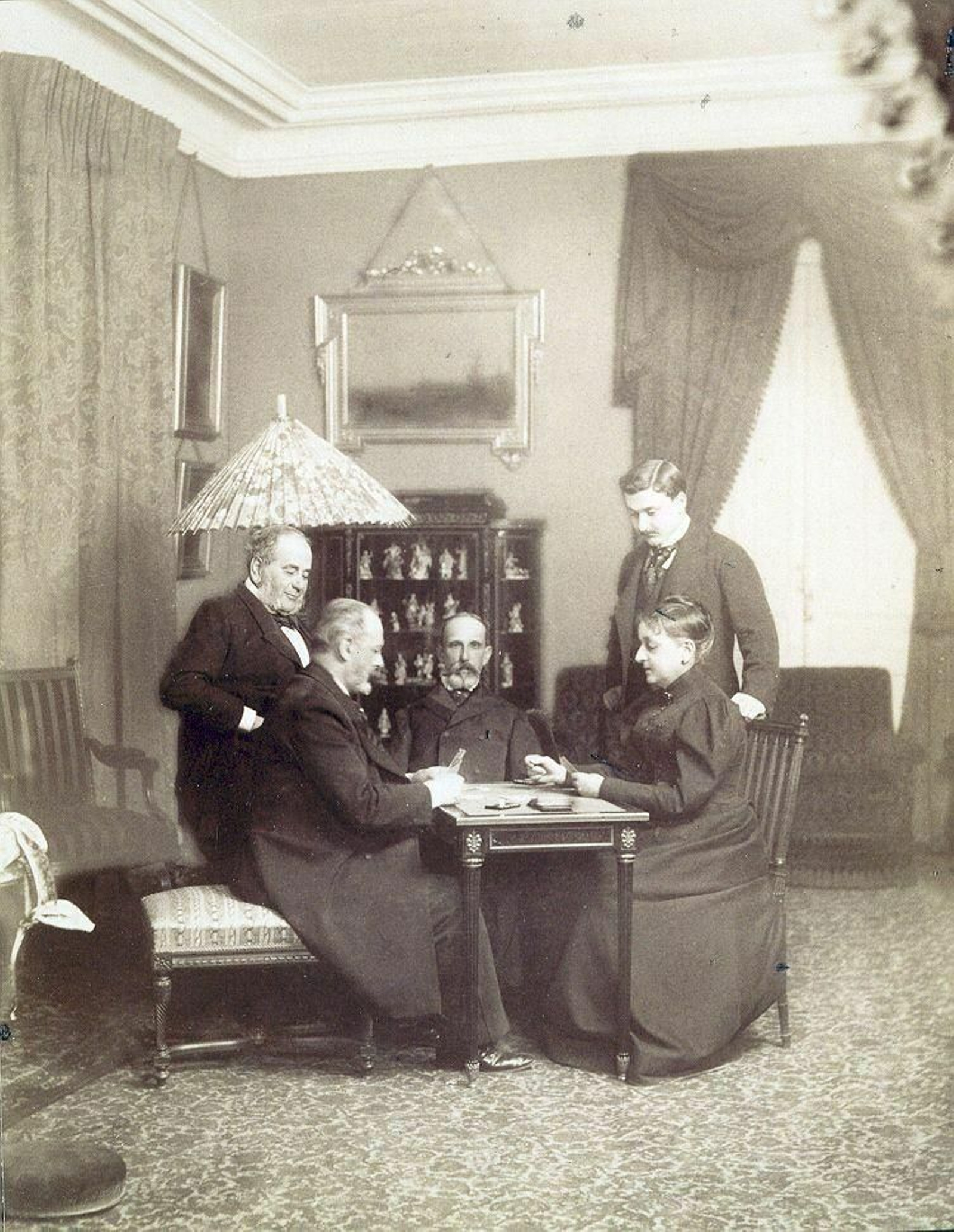 Amalia Heredia y Jorge Loring, tras ella, mientras jugaban a las cartas. Posiblemente al chinchón.