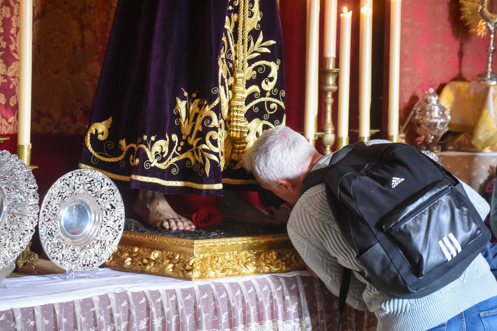 Las fotos del solemne besapiés del Señor de la Humildad y Paciencia de Córdoba