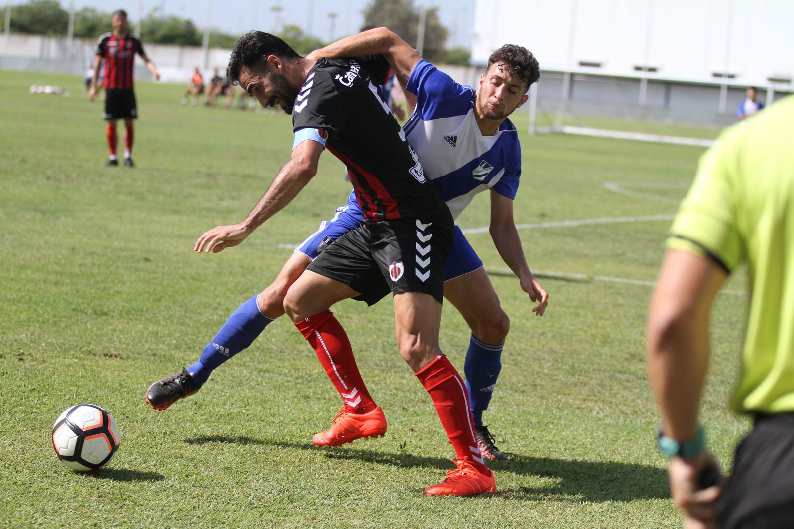 Francis Ruiz se marcha de Fernando en el Atlético Onubense-Cartaya de la primera vuelta.