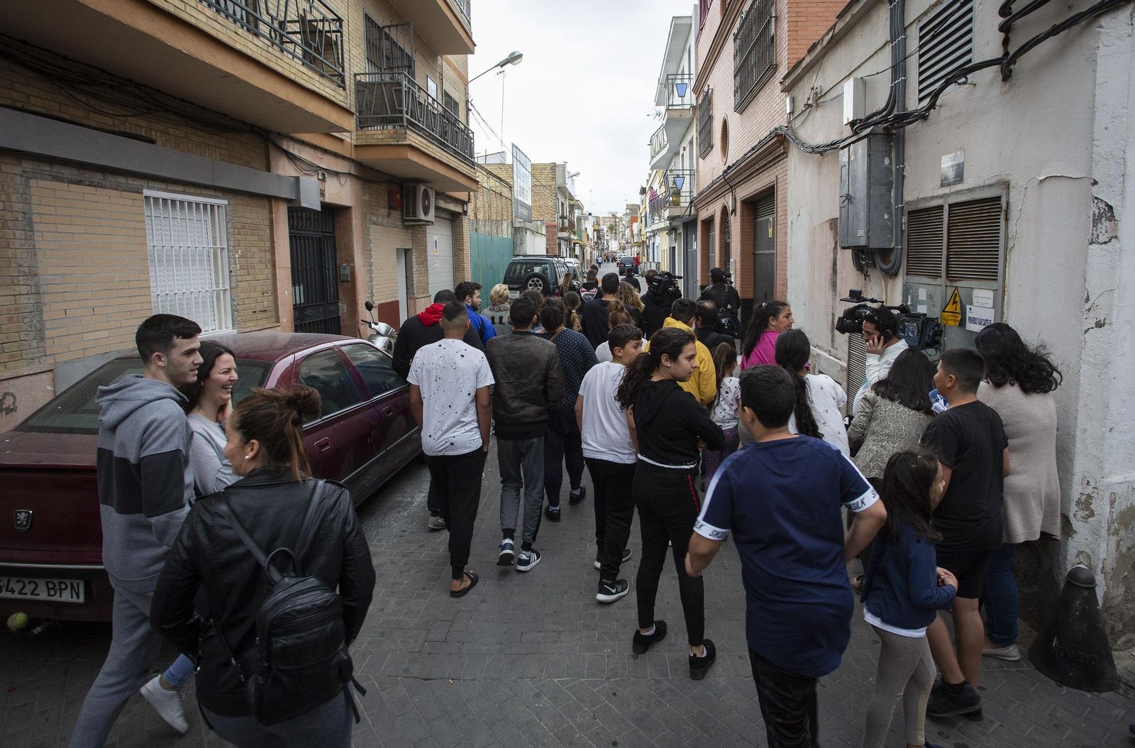 Jóvenes en una de las calles de la zona de Su Eminencia, donde la lista de espera para los servicios sociales es larga.