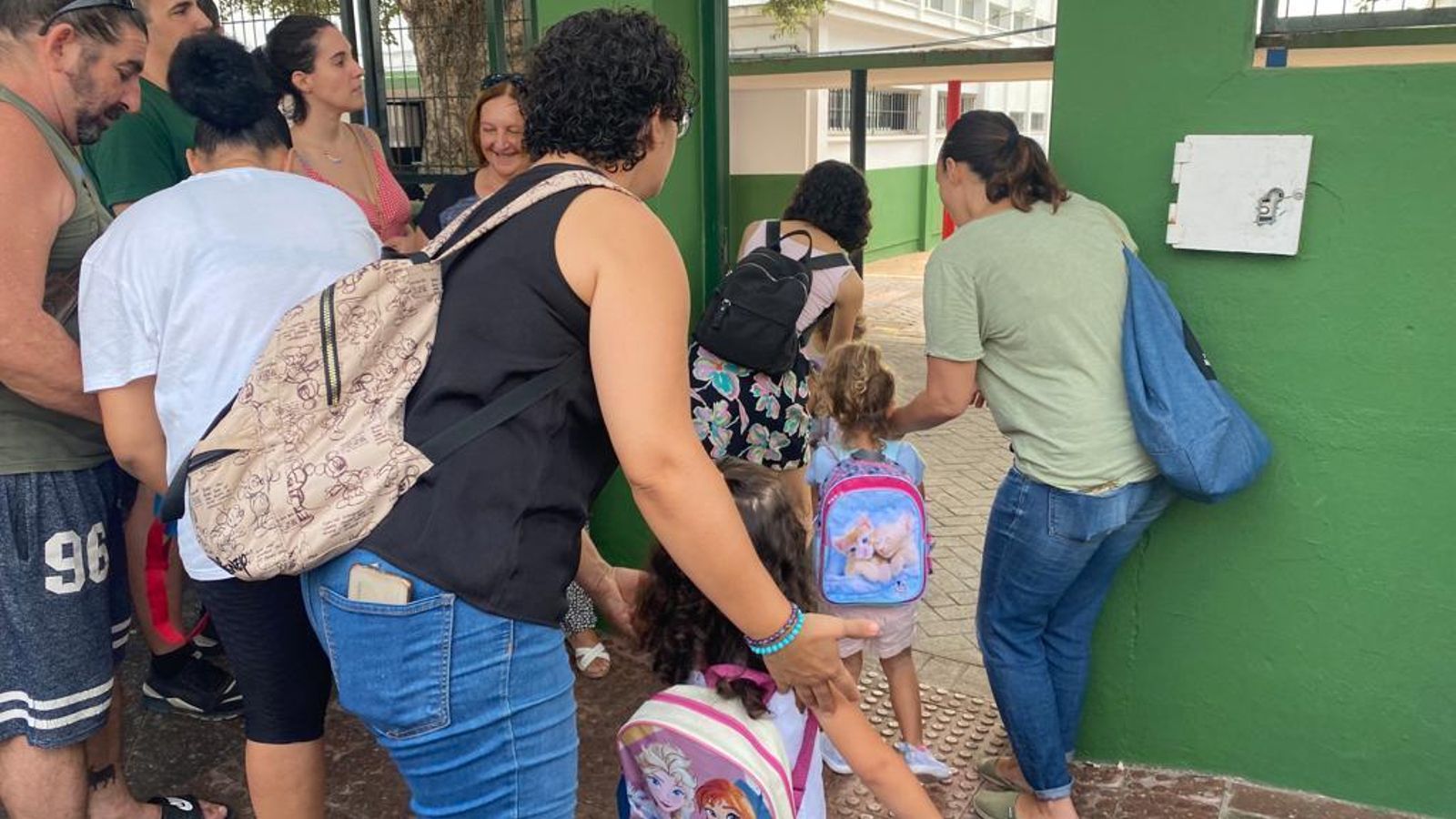 Una entrada de los colegios en Los Barrios.