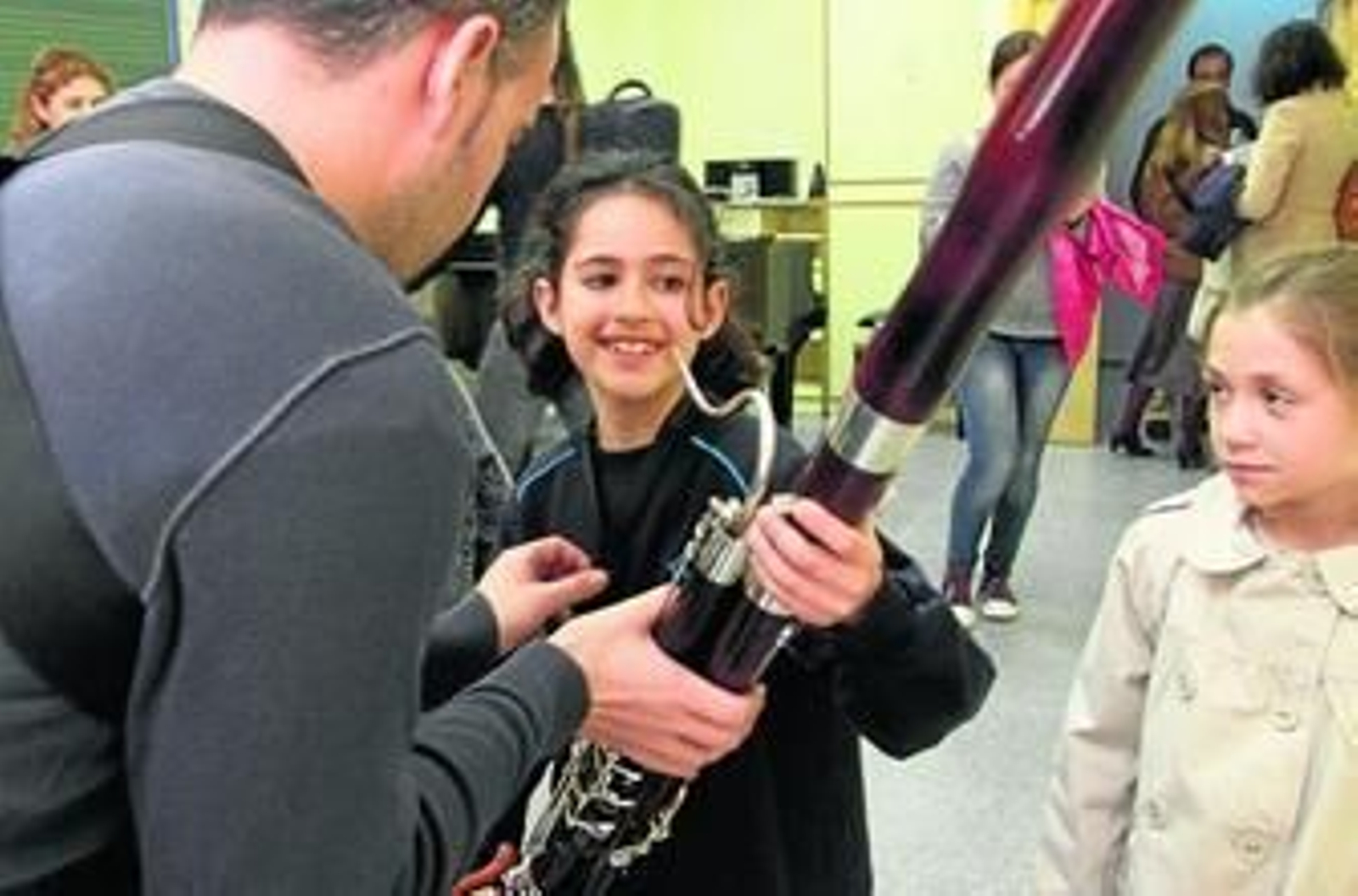1. Una pequeña aprende a tocar el fagot. 2. Profesores, en el ensayo de violín. 3. Alumnos de percusión en el taller de construcción de un xilófono. 4 . Taller de danza urbana, a cargo de Daniel Barrera.