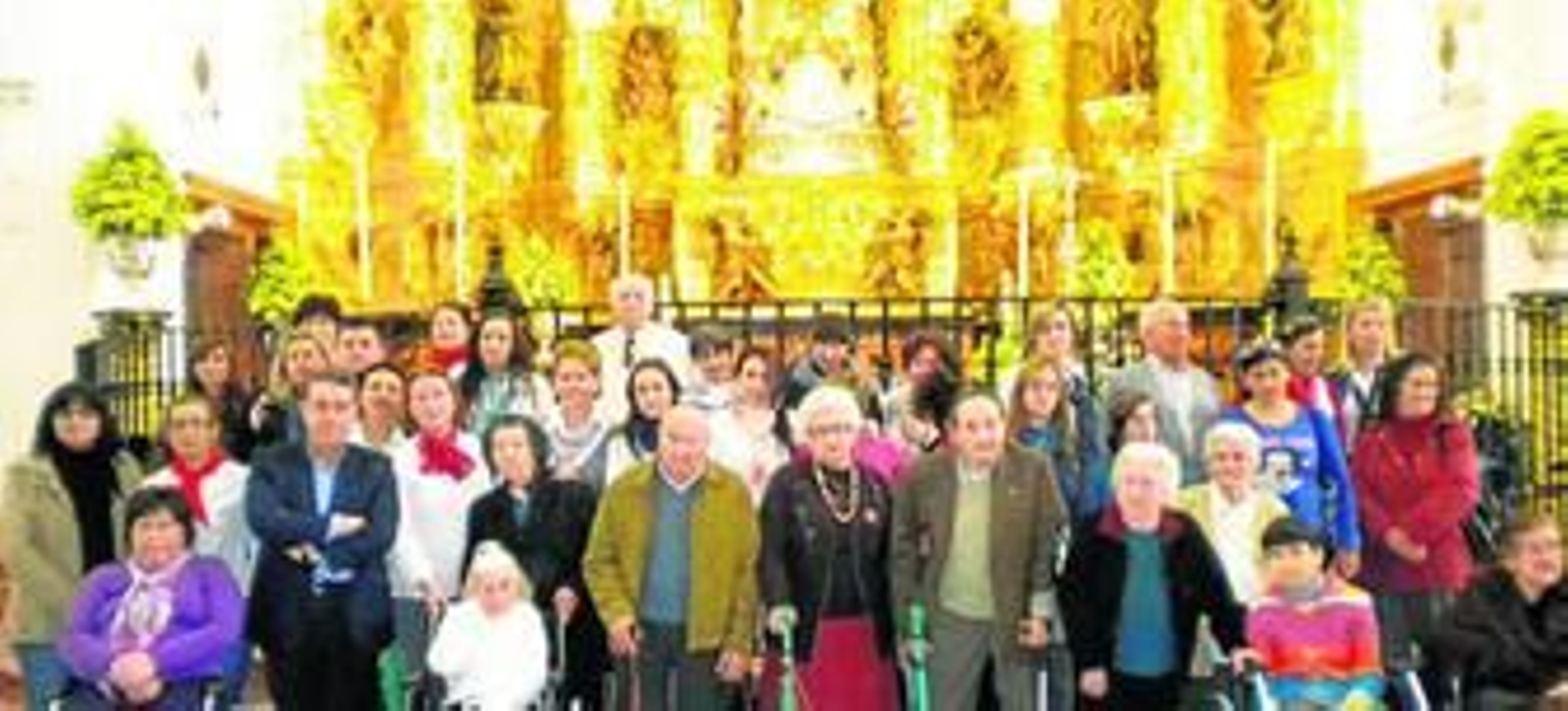 El grupo de usuarios del SADA, acompañados de familiares y una representación municipal del Ayuntamiento de Almonte, durante la visita a la Blanca Paloma en su santuariao.