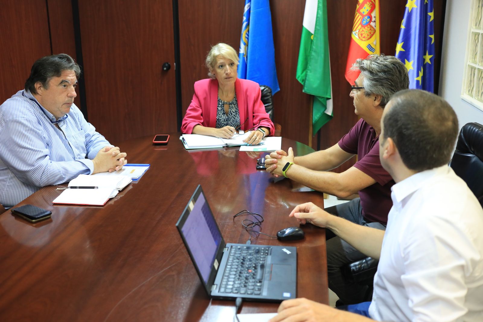 Los ediles María José Foncubierta y Javier Navarro, con los responsables de Endesa.
