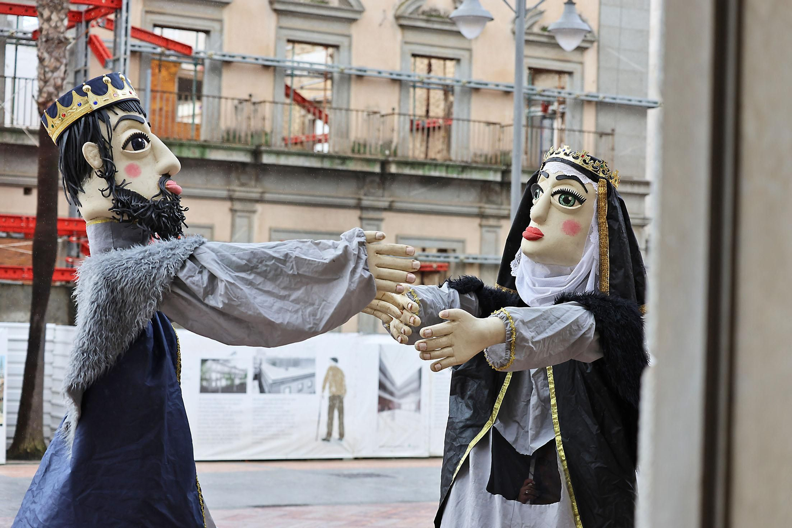 Imágenes del pasacalles de la Feria Medieval de Palos de la Frontera por las calles de Huelva