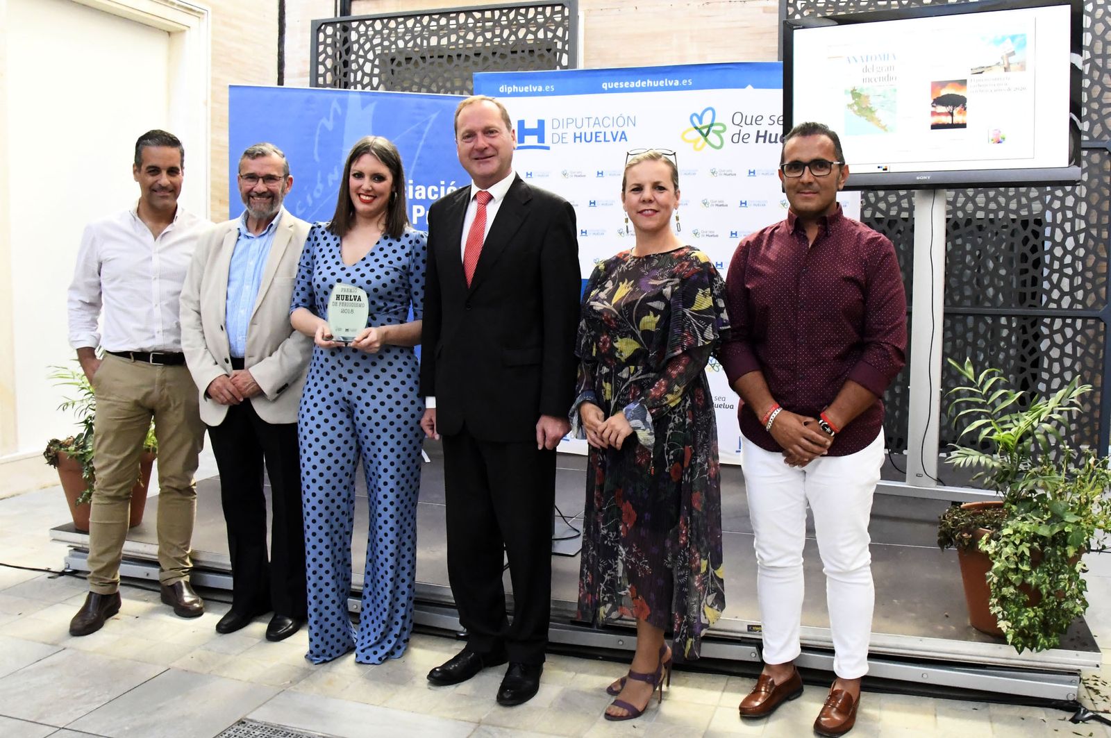 Foto de familia tras el acto del Premio Huelva de Periodismo, celebrado ayer en el patio de la Diputación Provincial.
