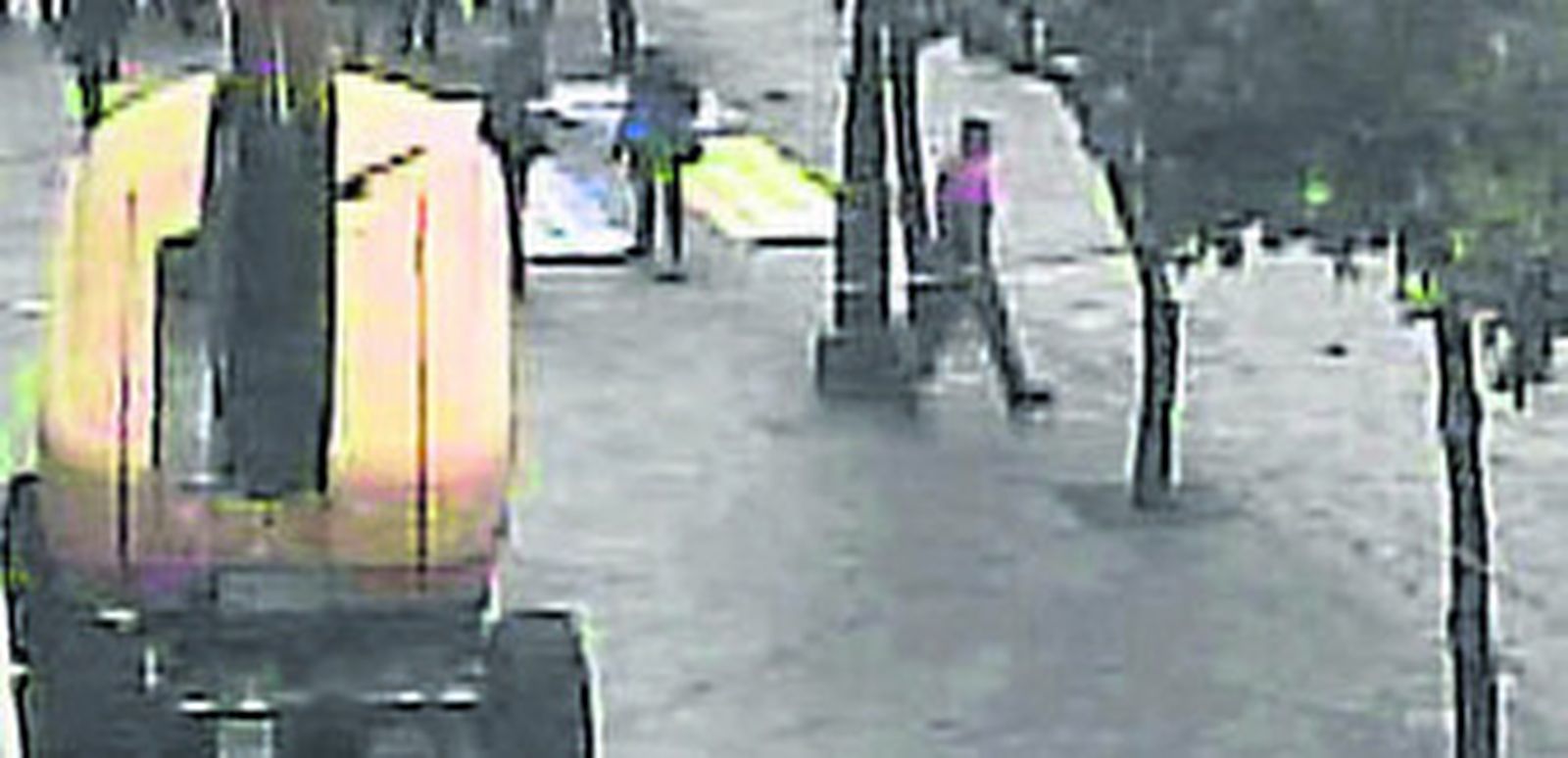 1. En la imagen, que procede de las cámaras de seguridad del Ayuntamiento, se observa a uno de los policías locales retirándose de la puerta del Ayuntamiento. 2. En esta segunda toma, más ampliadas, el agente se separa del grupo de personas que se estaban manifestado.