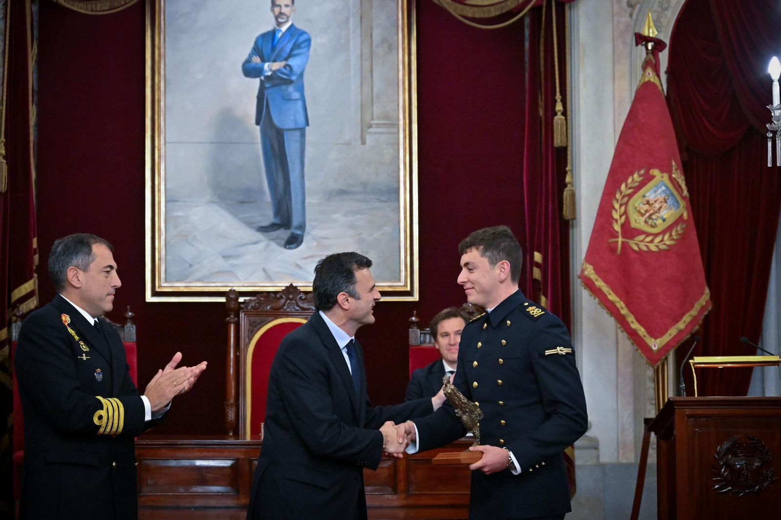 Las imágenes del recibimiento a los guardiamarinas del Elcano en el Ayuntamiento de Cádiz, con la Princesa Leonor