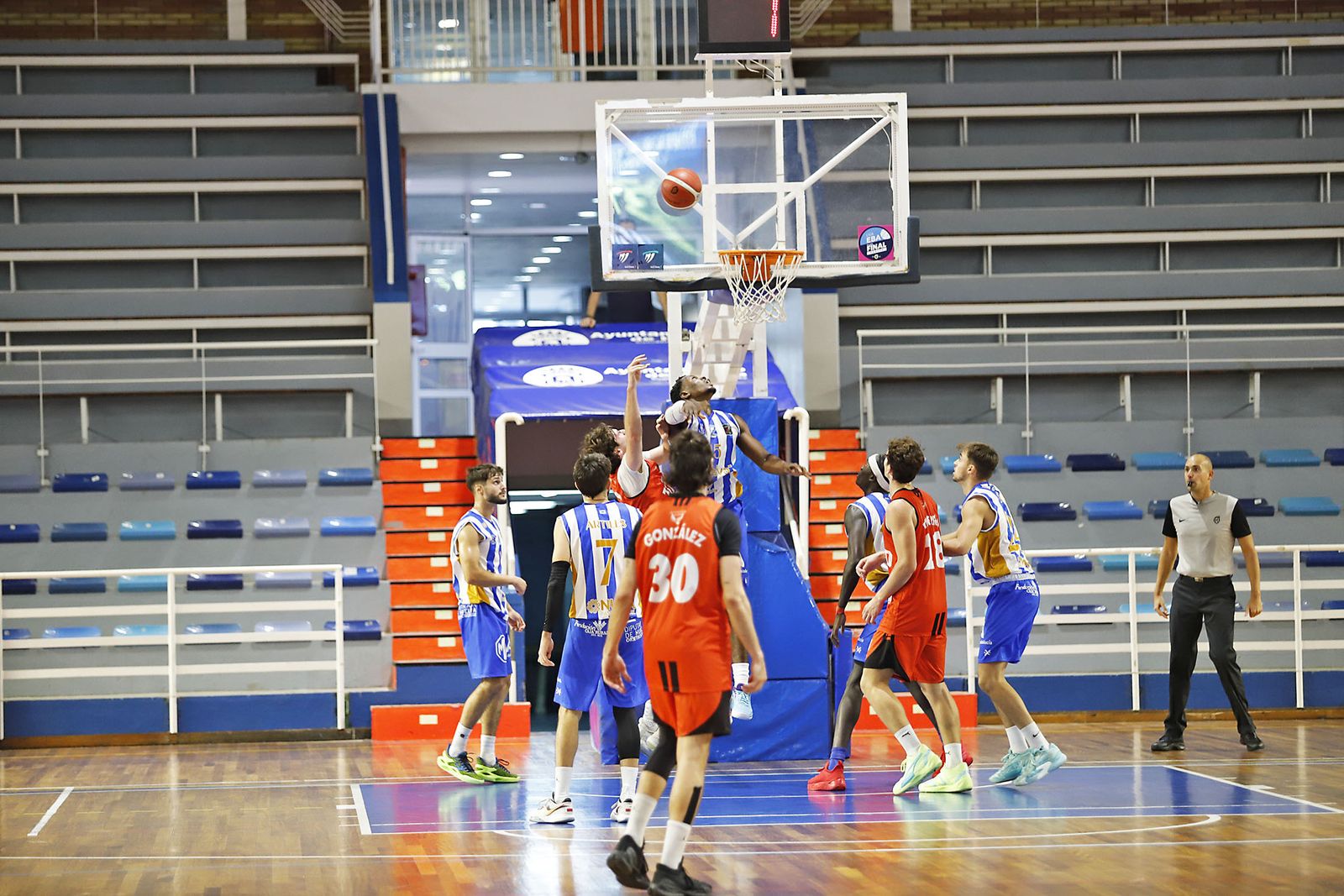 Imágenes del partido de baloncesto entre el Huelva Comercio Viridis y el Juventud Alcalá