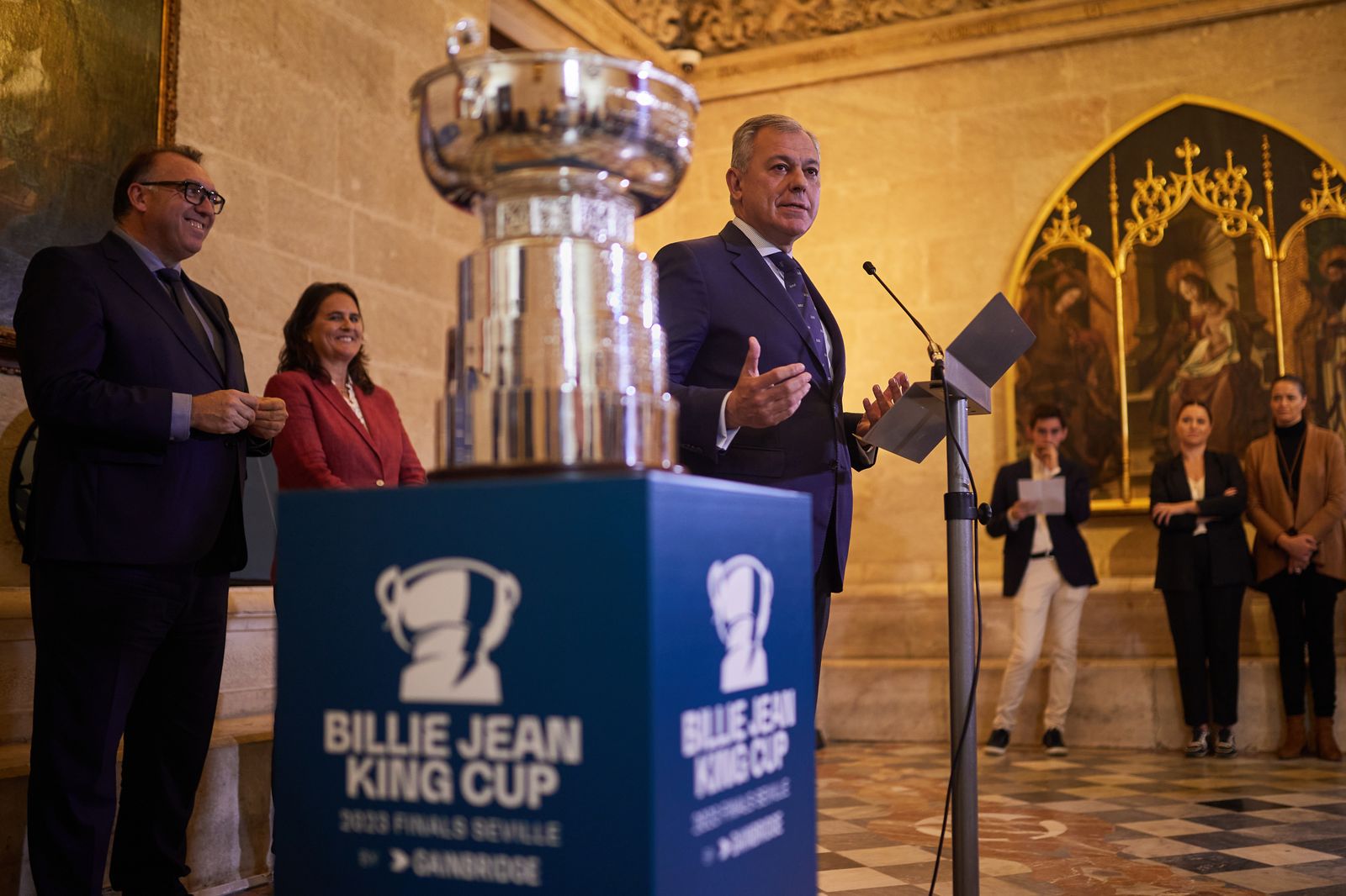 Las fotos de la Copa Billie Jean King con el alcalde jugando al tenis