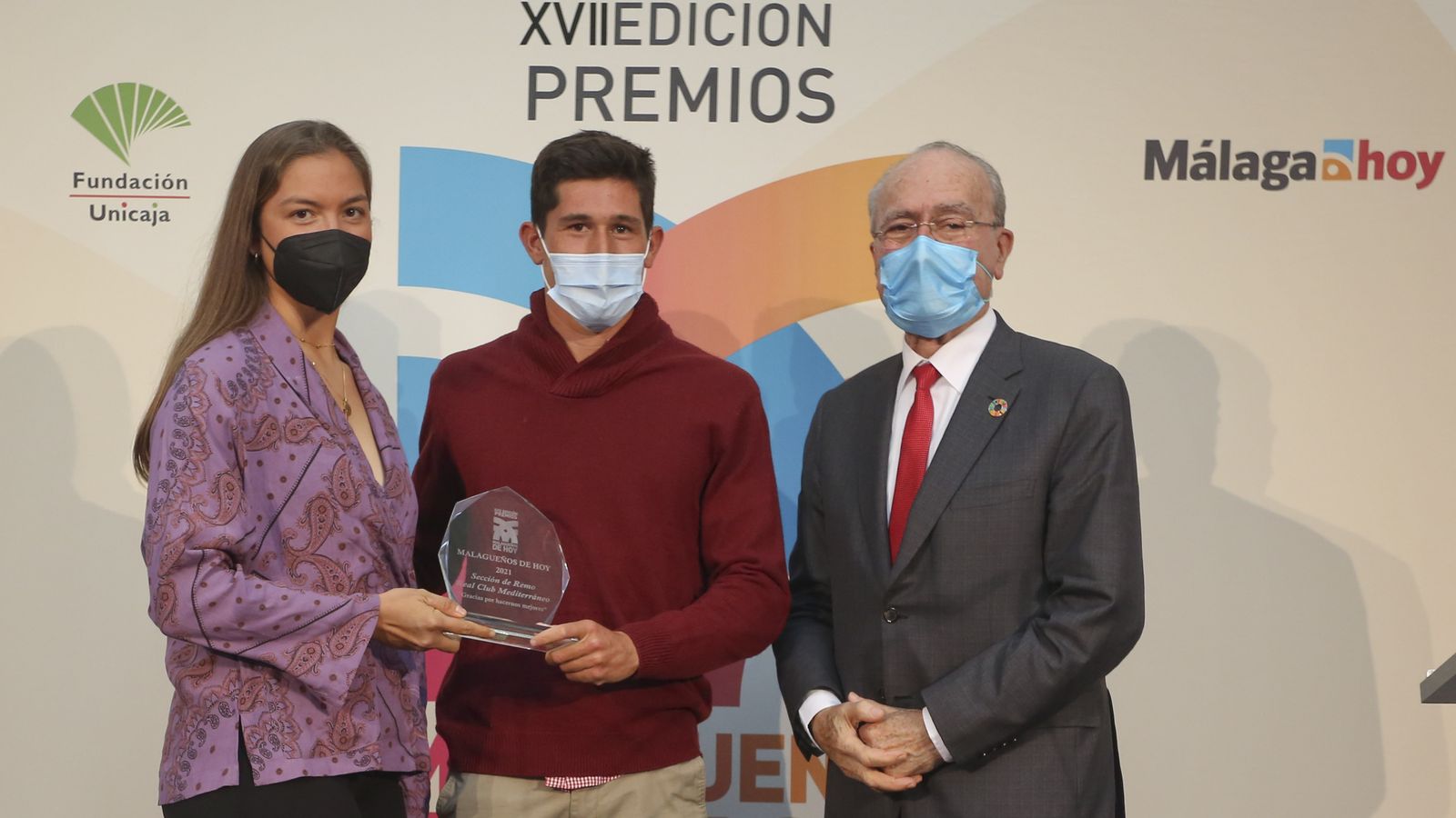 El alcalde De la Torre da el premio a Marta de las Heras y Ramón Gómez.