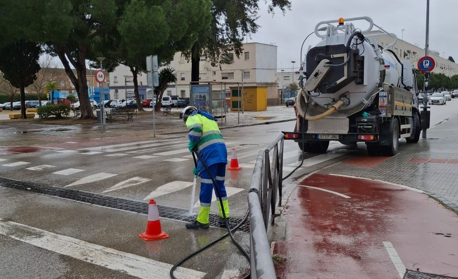 Operarios de la empresa Aqualia intensificando la limpieza de los imbornales ante la previsión de lluvias persistentes en Jerez