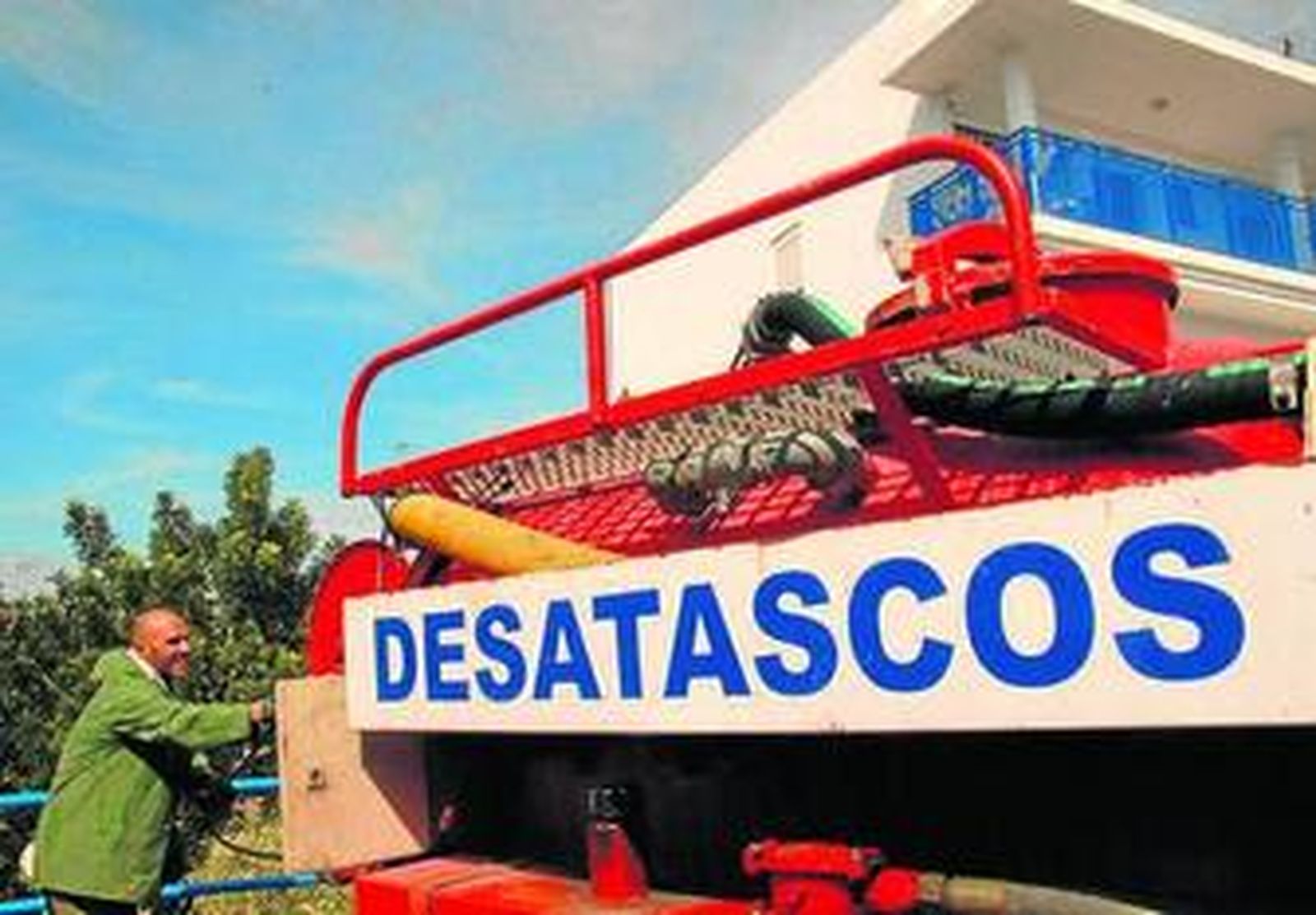 Un camión de desatascos, ayer, mientras trabaja en la zona.