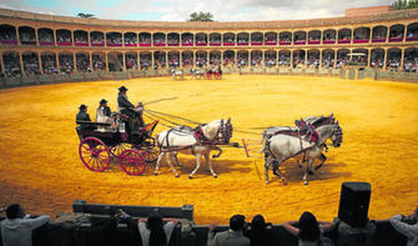 Dos carruajes sobre el albero de La Maestranza.