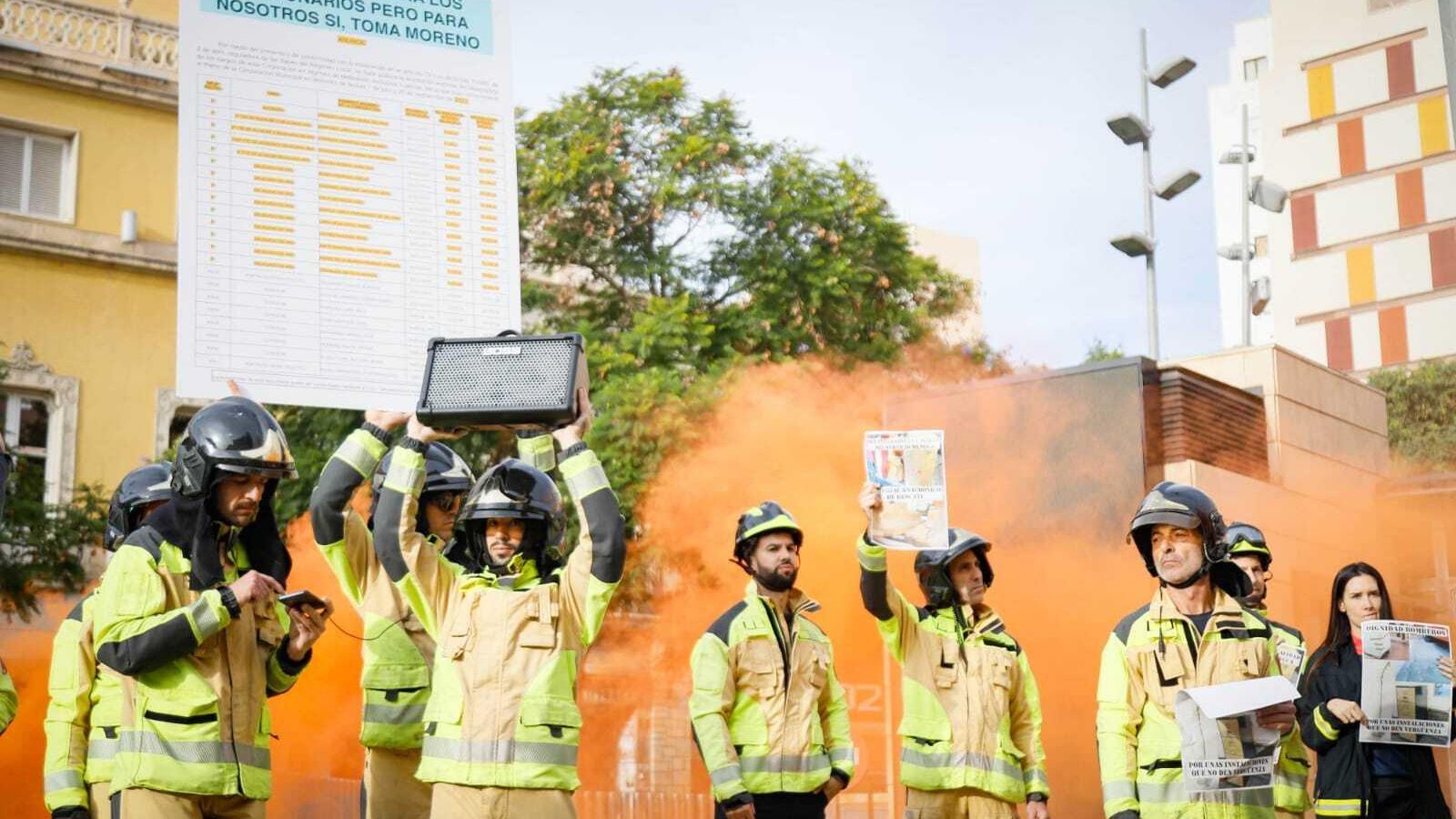 Los bomberos tiñeron de color naranja Puerta Purchena con bengalas de humo.