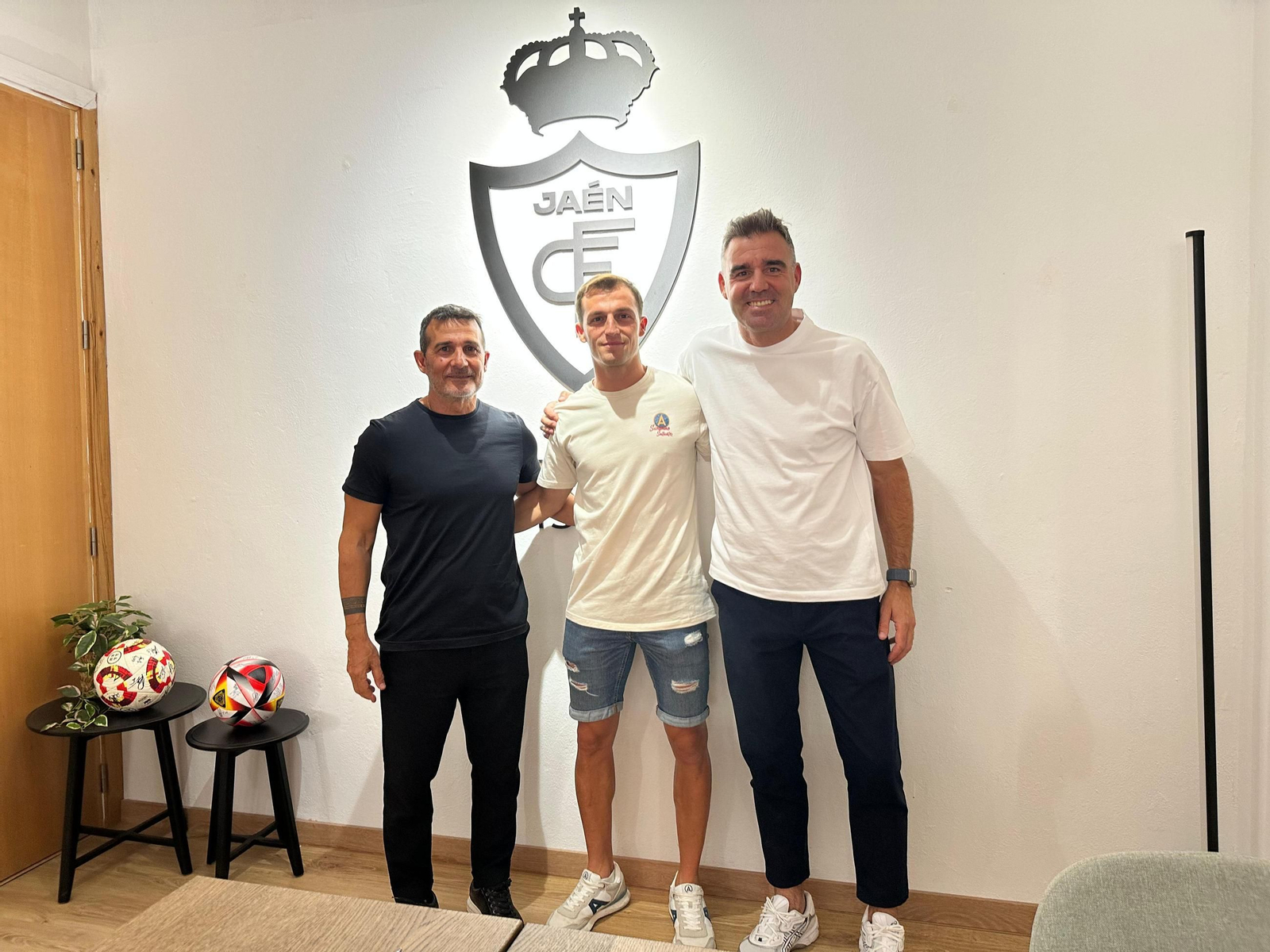 Manuel Chumilla, Pablo García y Fran Anera, en la firma del jugador.