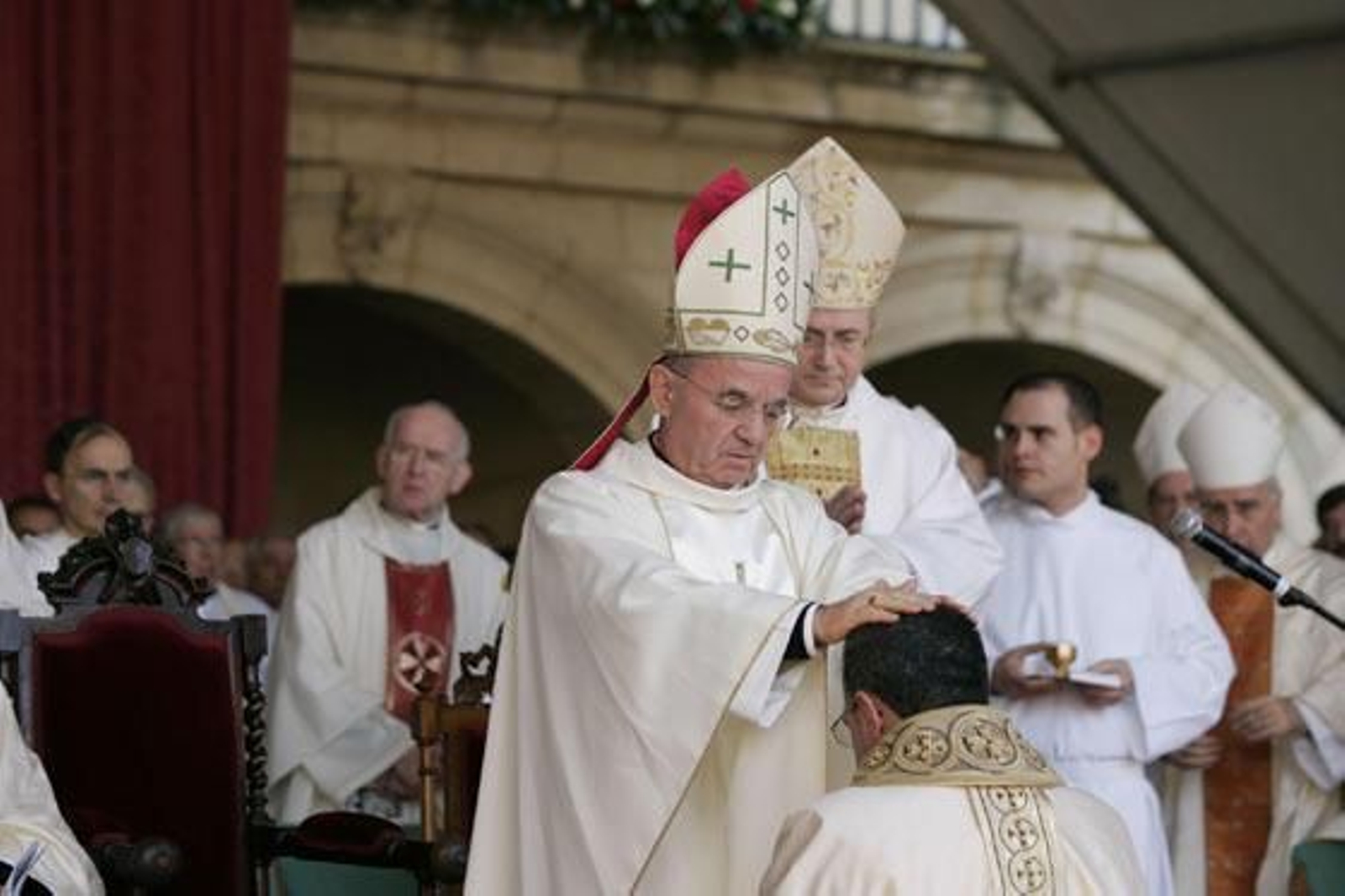 El Nuncio de S.S. impone las manos sobre el obispo.

Foto: Javier Alonso