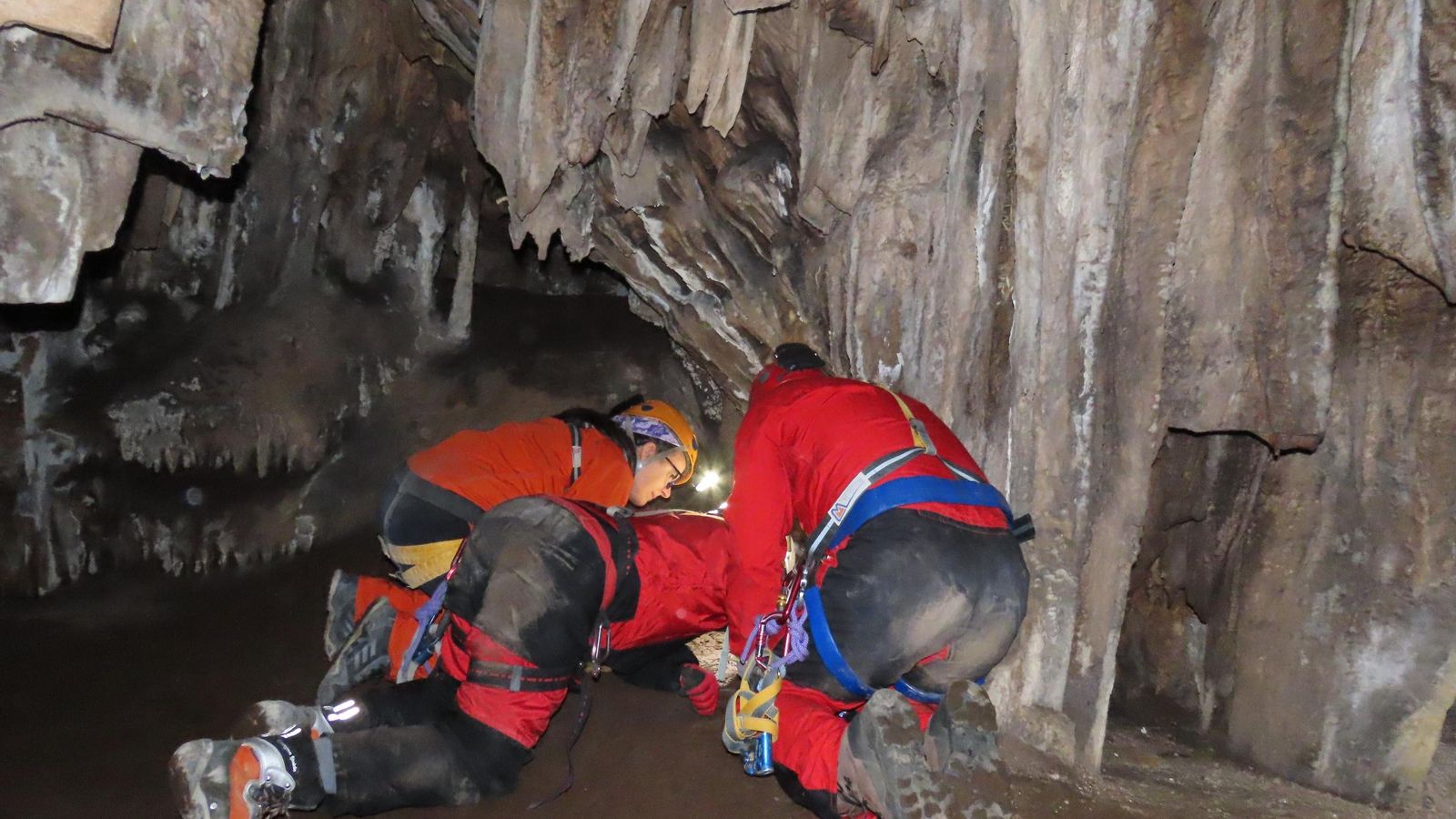 Investigadores en el interior de la Cueva de Nerja. Investigadores en el interior de la Cueva de Nerja.