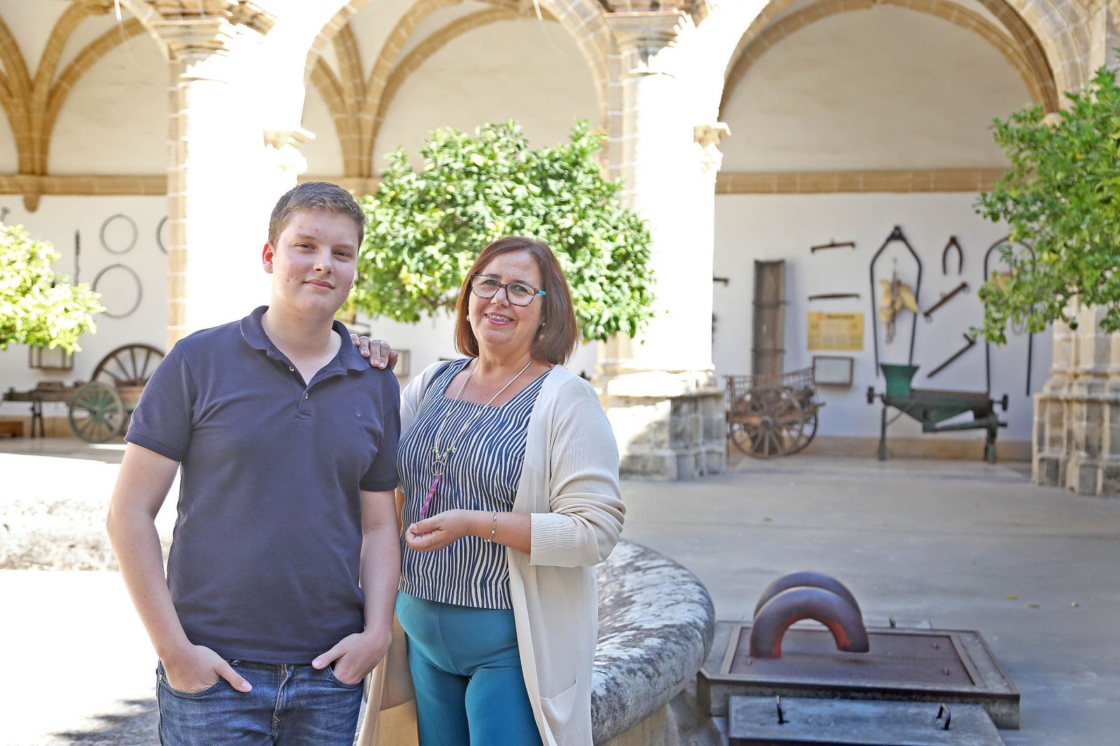 El alumno Bruno Escobar, junto a su profesora Sonia González, en el patio del instituto.