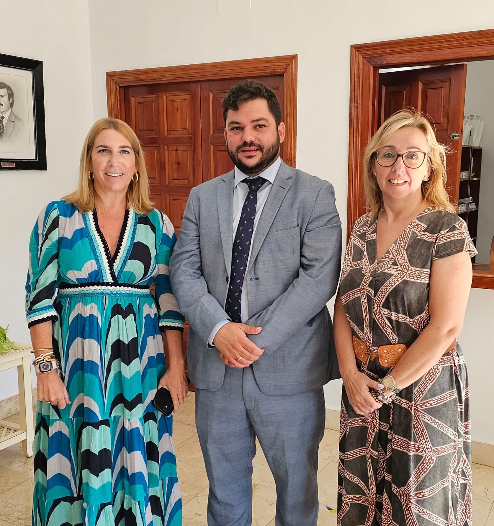 La delegada territorial Inmaculada Olivero, junto al alcalde Miguel Rodríguez.