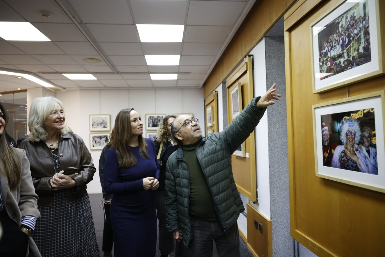 Joaquín Hernández 'Kiki' junto a las autoridades en la inaguración de la exposición 'Carnavaleras'.