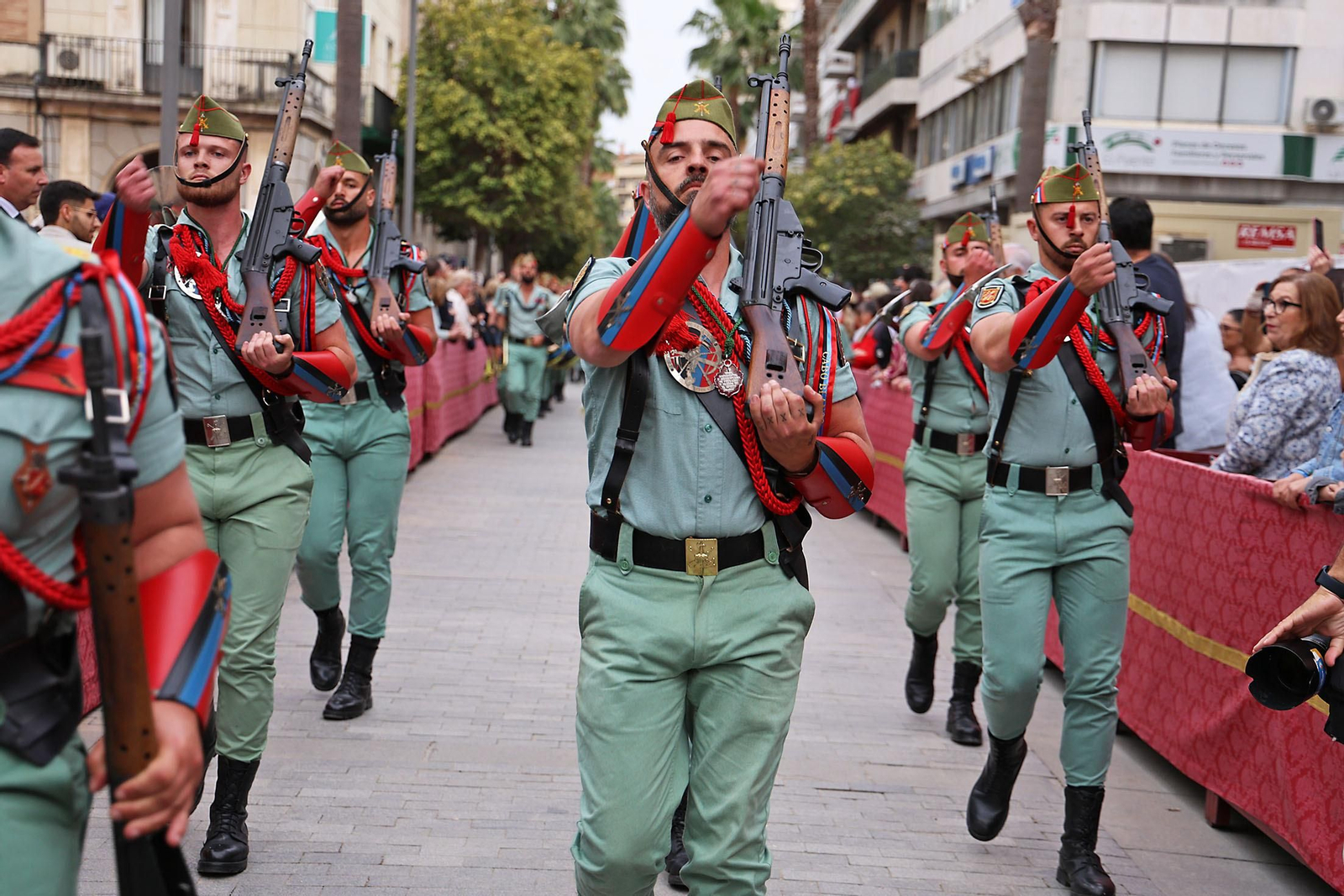 Las mejores imágenes del Sábado de Pasión en Huelva: La Legión con el Cristo de la Vera+Cruz