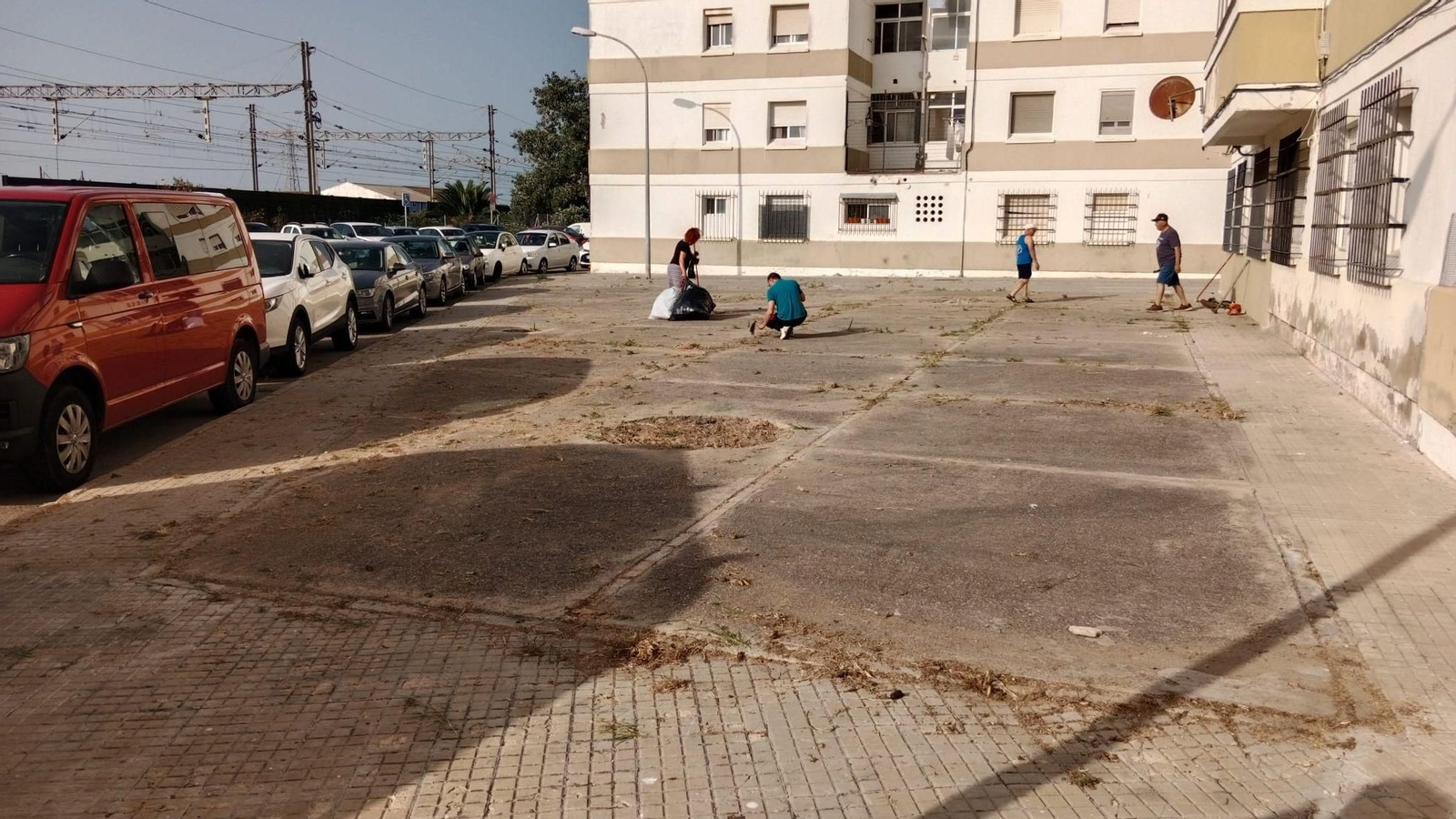 Vecinos de la barriada de El  Tejar, limpiando su barrio en estos días.