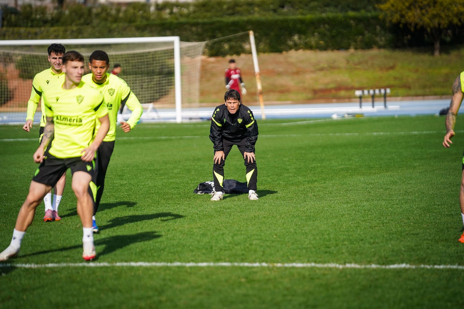 Rubi sigue con atención un ejercicio de su equipo