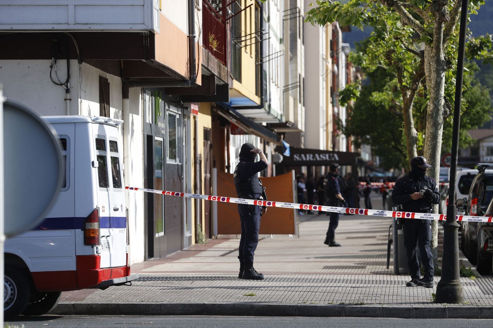 Varios agentes de Ertzaintza acordonan el lugar de la explosión.