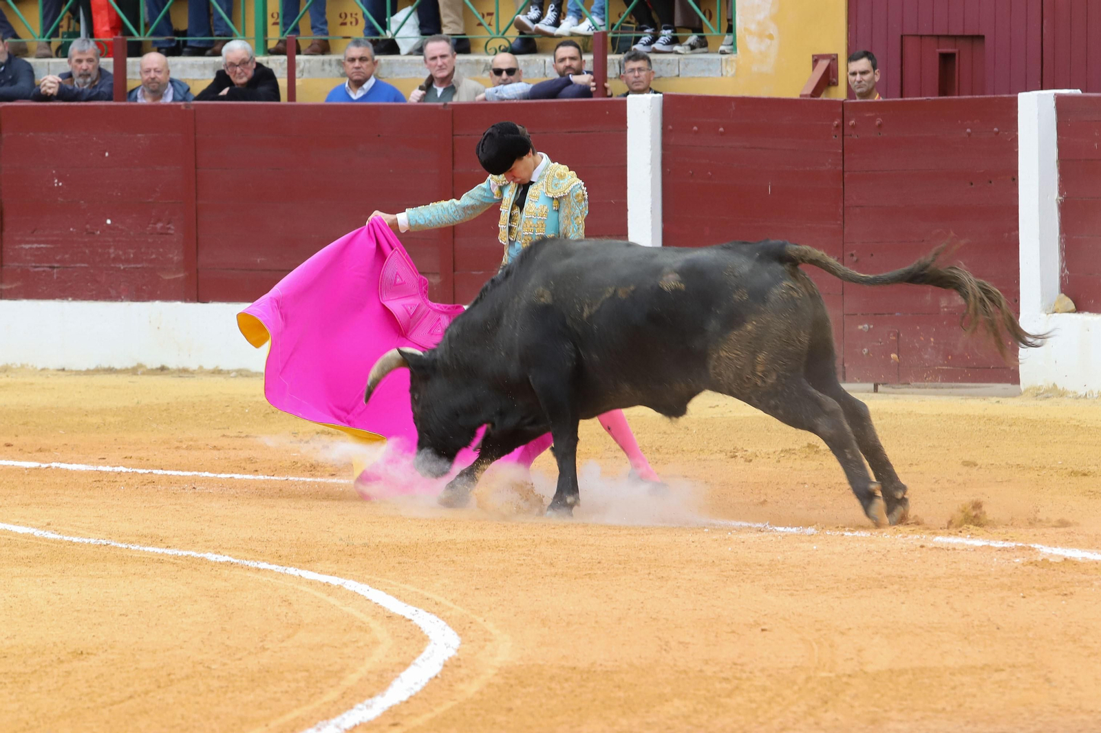 Imágenes de la novillada previa a la Semana Santa en la plaza de toros de La Línea
