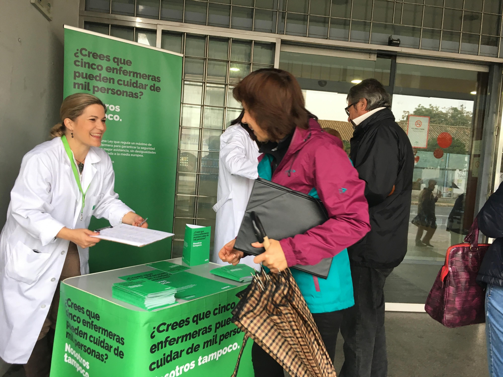 Enfermeras recogen firmas hoy en el centro de salud Ronda Histórica.