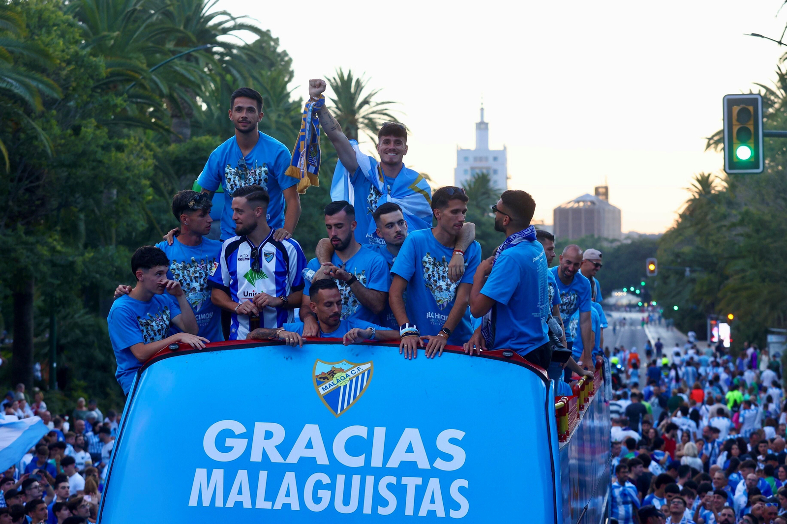 El Málaga cf celebra el ascenso por las calles e instituciones de Málaga.