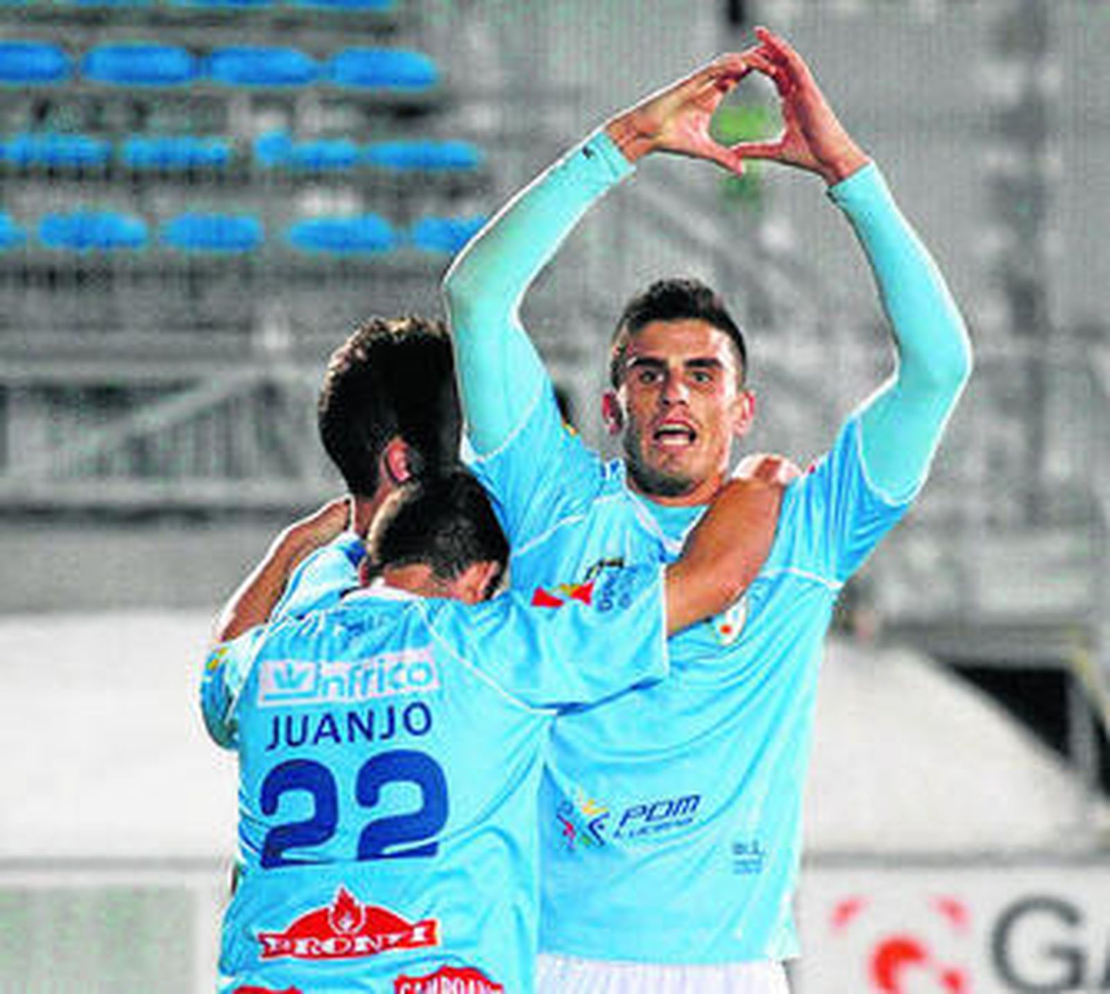 Fernando celebra un gol con el Lucena en el pasado curso.