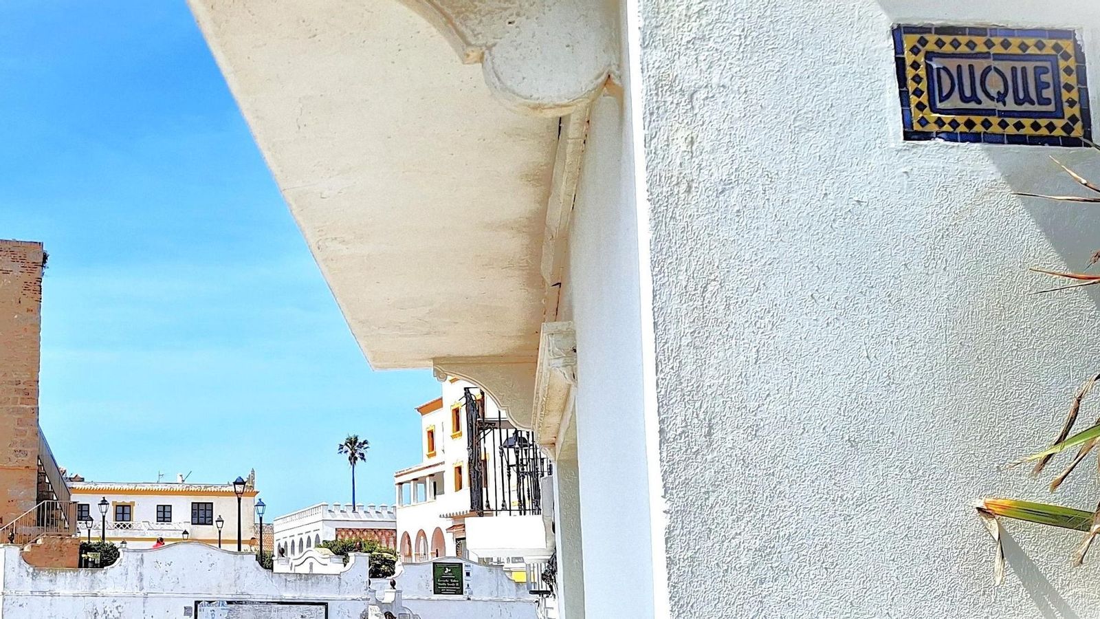 Se mantiene el antiguo nombre de Duque para la callecita junto a la plazuela Pomponio Mela. A la izquierda, la torre del Miramar.