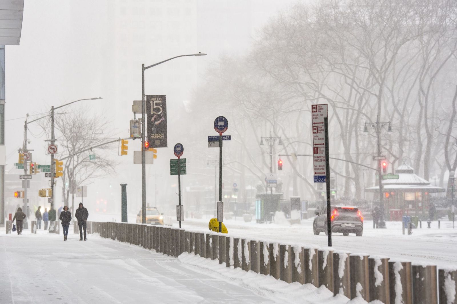 Las gélidas y blancas imágenes que deja la tormenta monstruosa en los EEUU