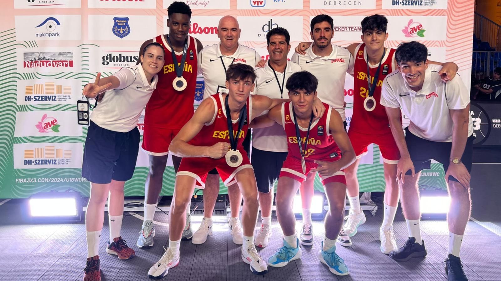 El equipo nacional celebra la plata mundial en esta cita deportiva.