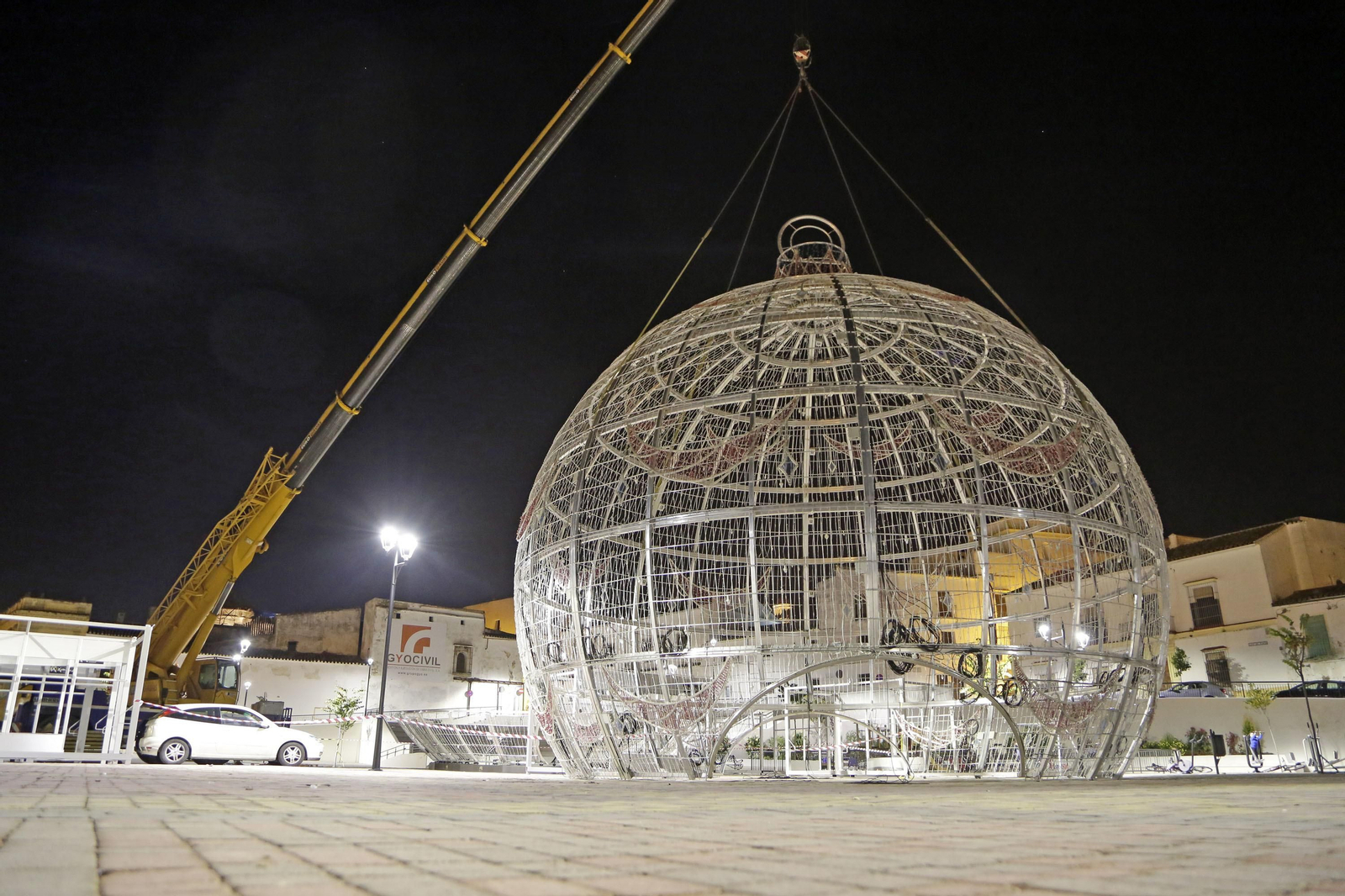 Montaje de la bola navideña en la plaza Belén, ayer.