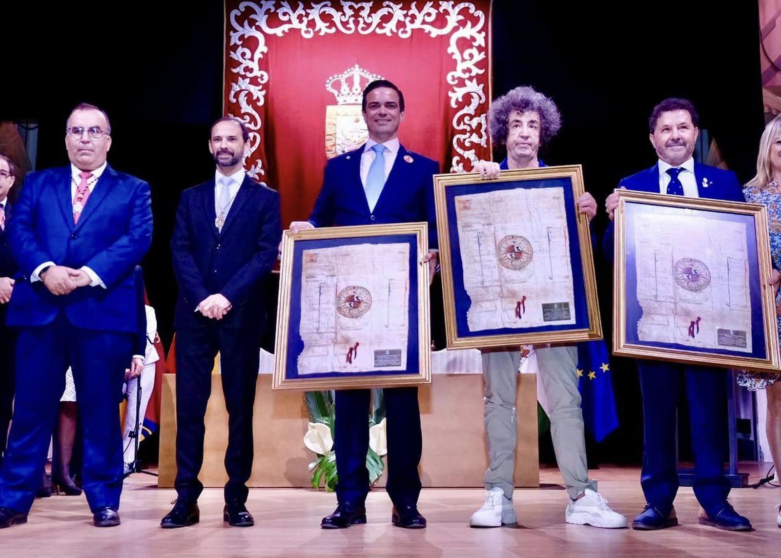 El alcalde entregó la Insignia de Oro de Sanlúcar a las empresas Hermanos Anillo, Bodegas Hidalgo La Gitana y Concert Tour.