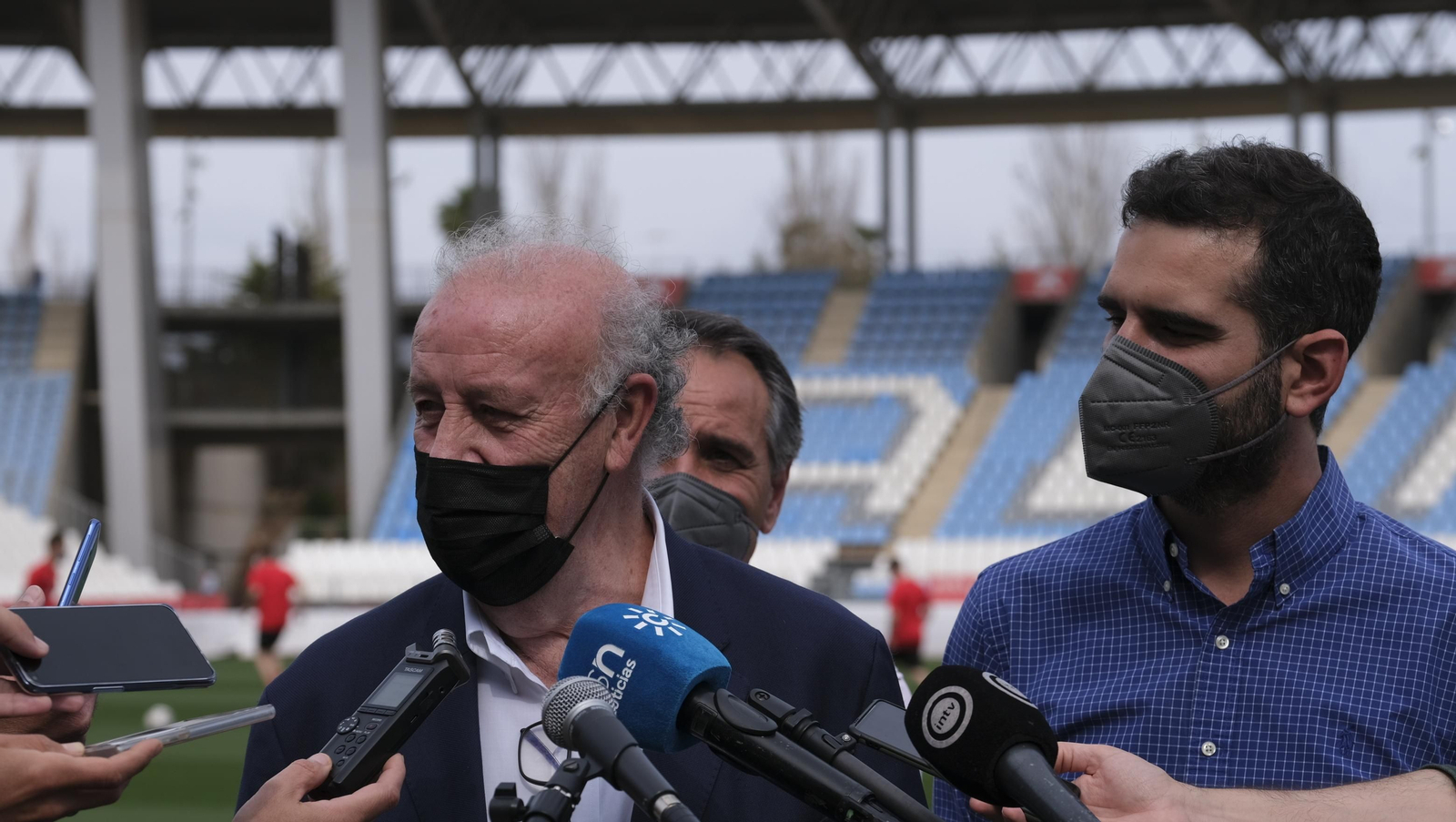 Fotogalería de la visita de Vicente del Bosque al equipo Genuine de la Fundación U.D. Almería
